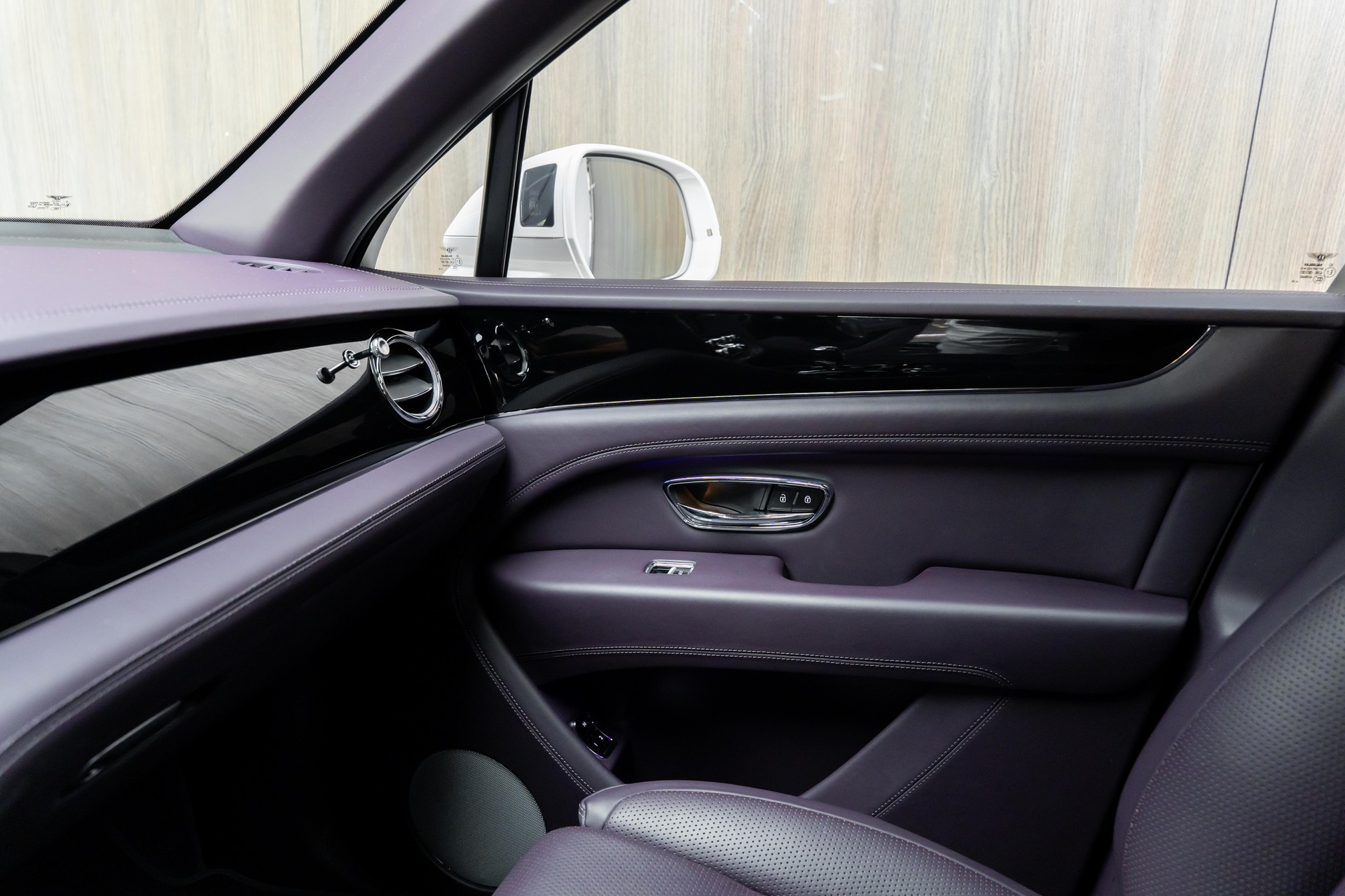 BENTLEY Bentayga V8-image-17