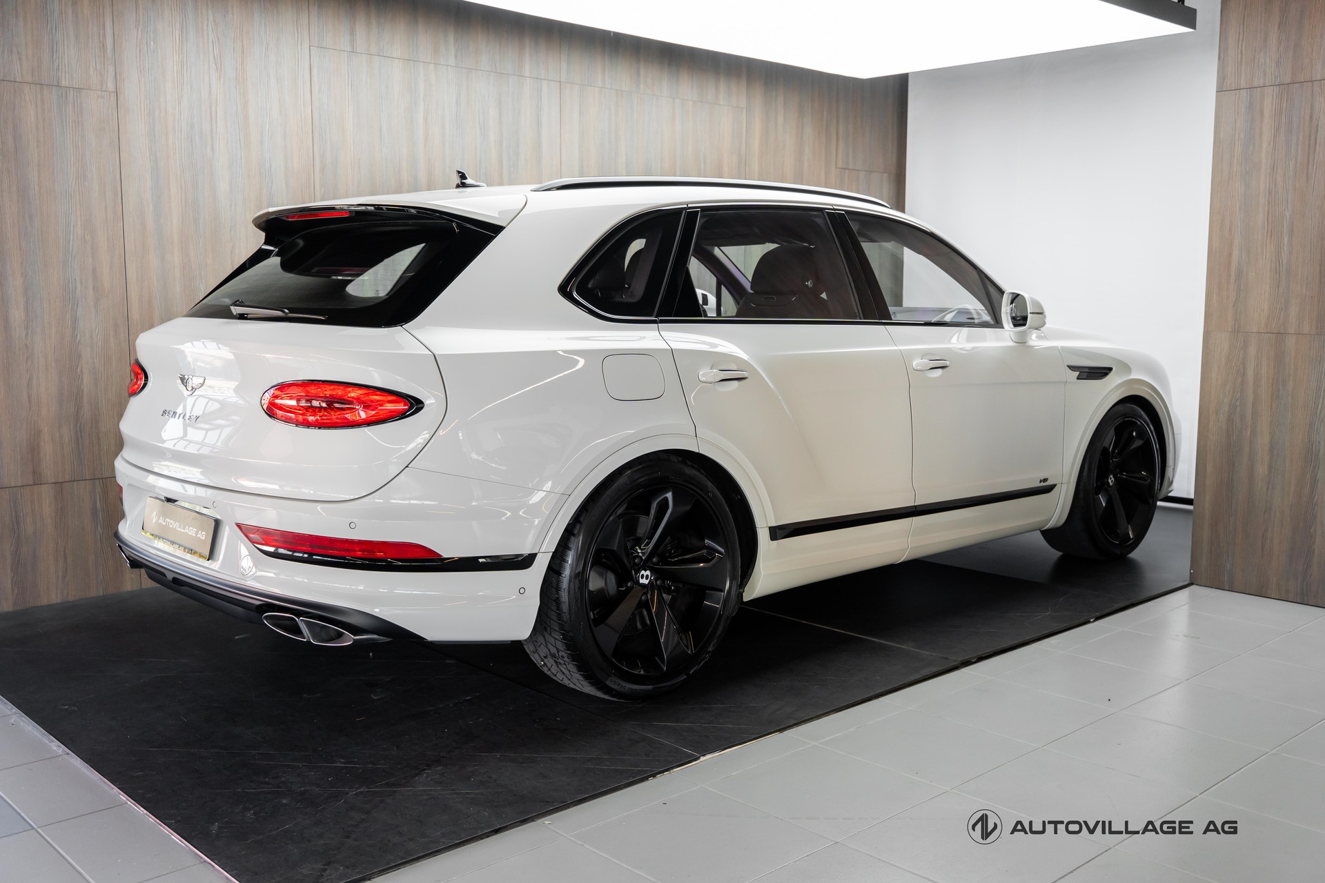 BENTLEY Bentayga V8-showroom-element-1