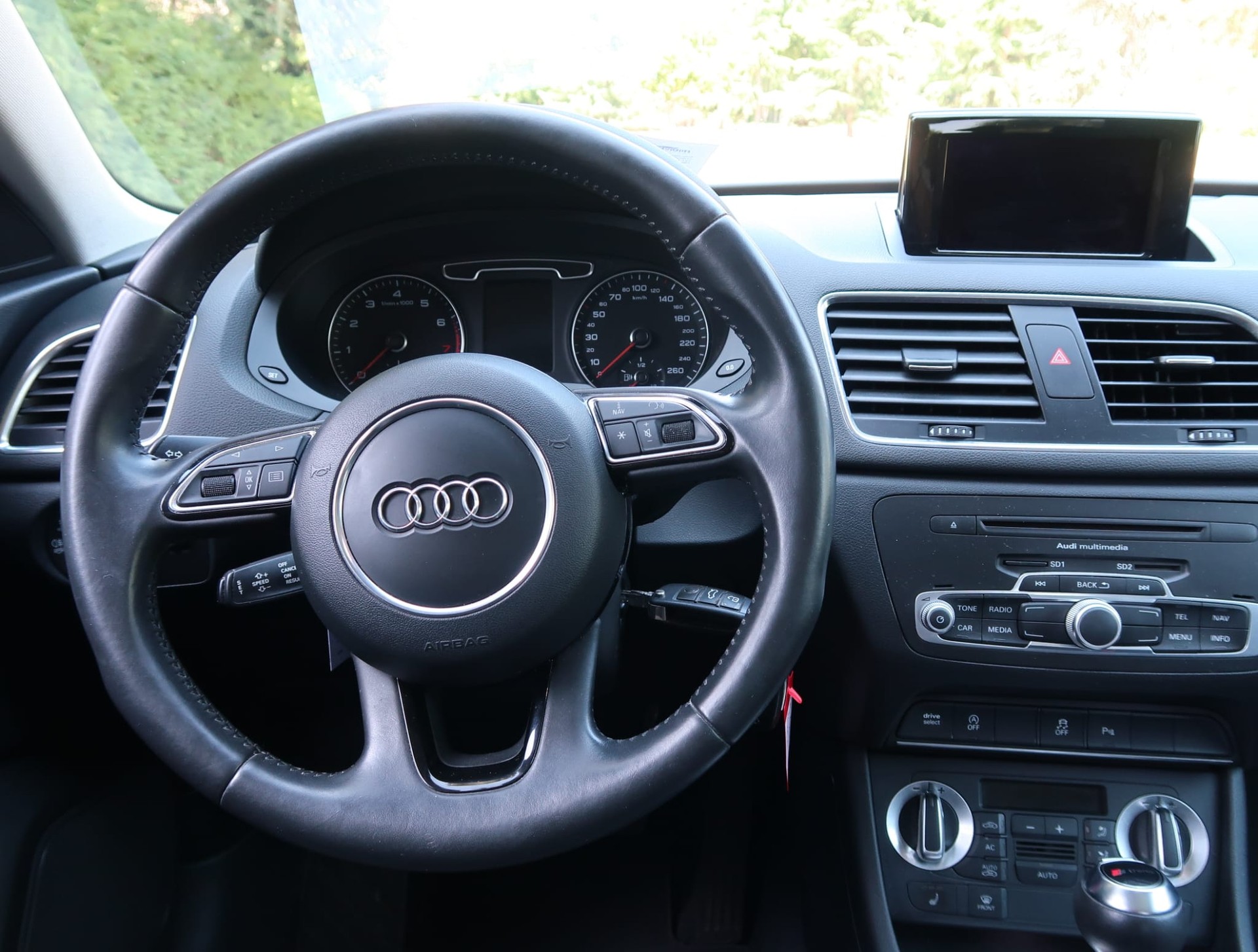 AUDI Q3 2.0 TFSI quattro S-tronic-image-12