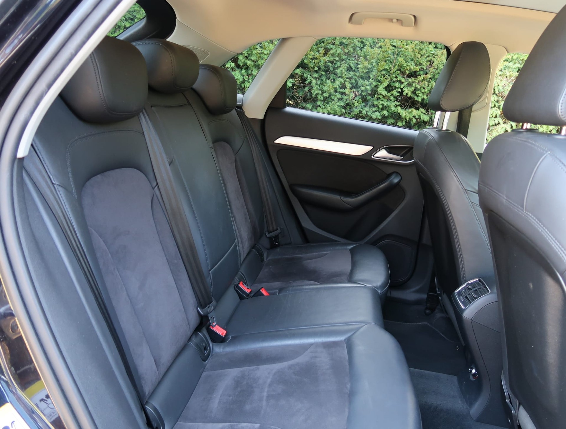 AUDI Q3 2.0 TFSI quattro S-tronic-image-27