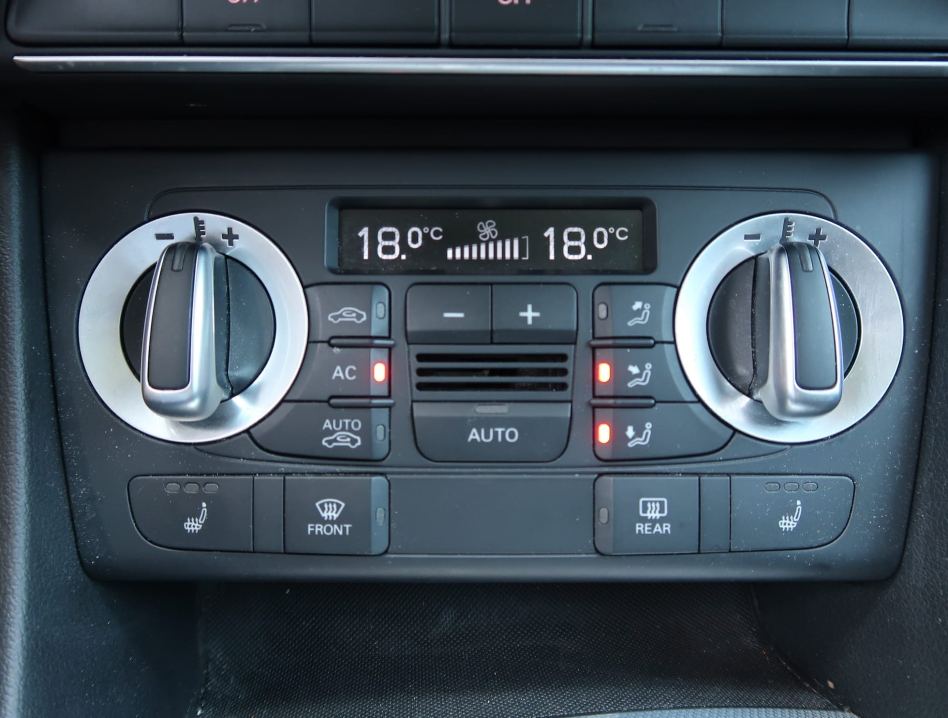 AUDI Q3 2.0 TFSI quattro S-tronic-image-22