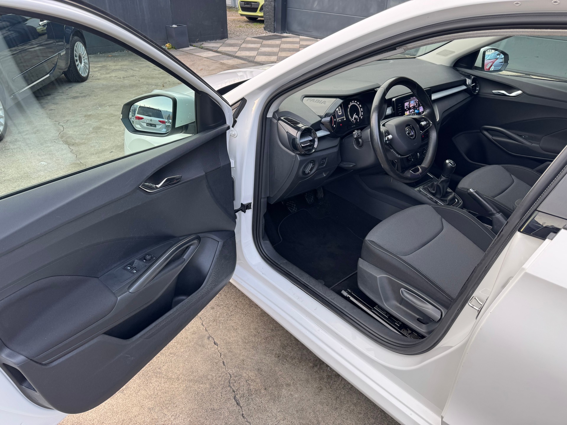 SKODA Fabia 1.0 MPI Ambition-image-12