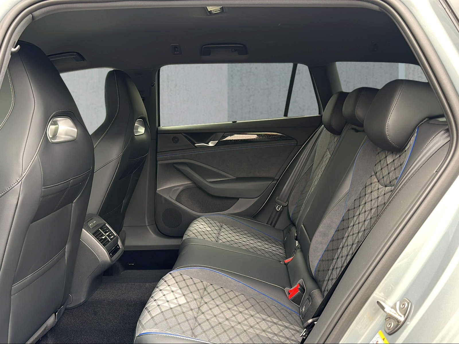 VW Passat Variant R-Line Hybride 1.5TSI 272CH DSG-image-9