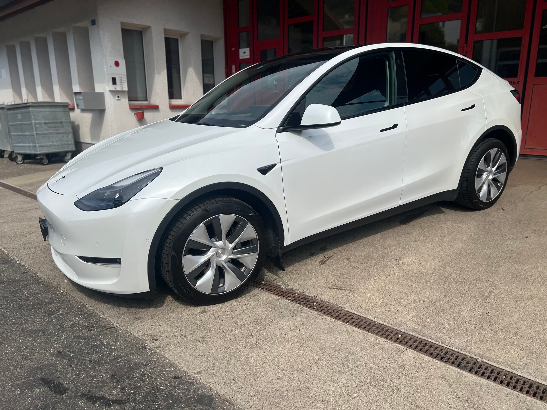 TESLA Model Y Long Range // SoH 92%-showroom-element-1