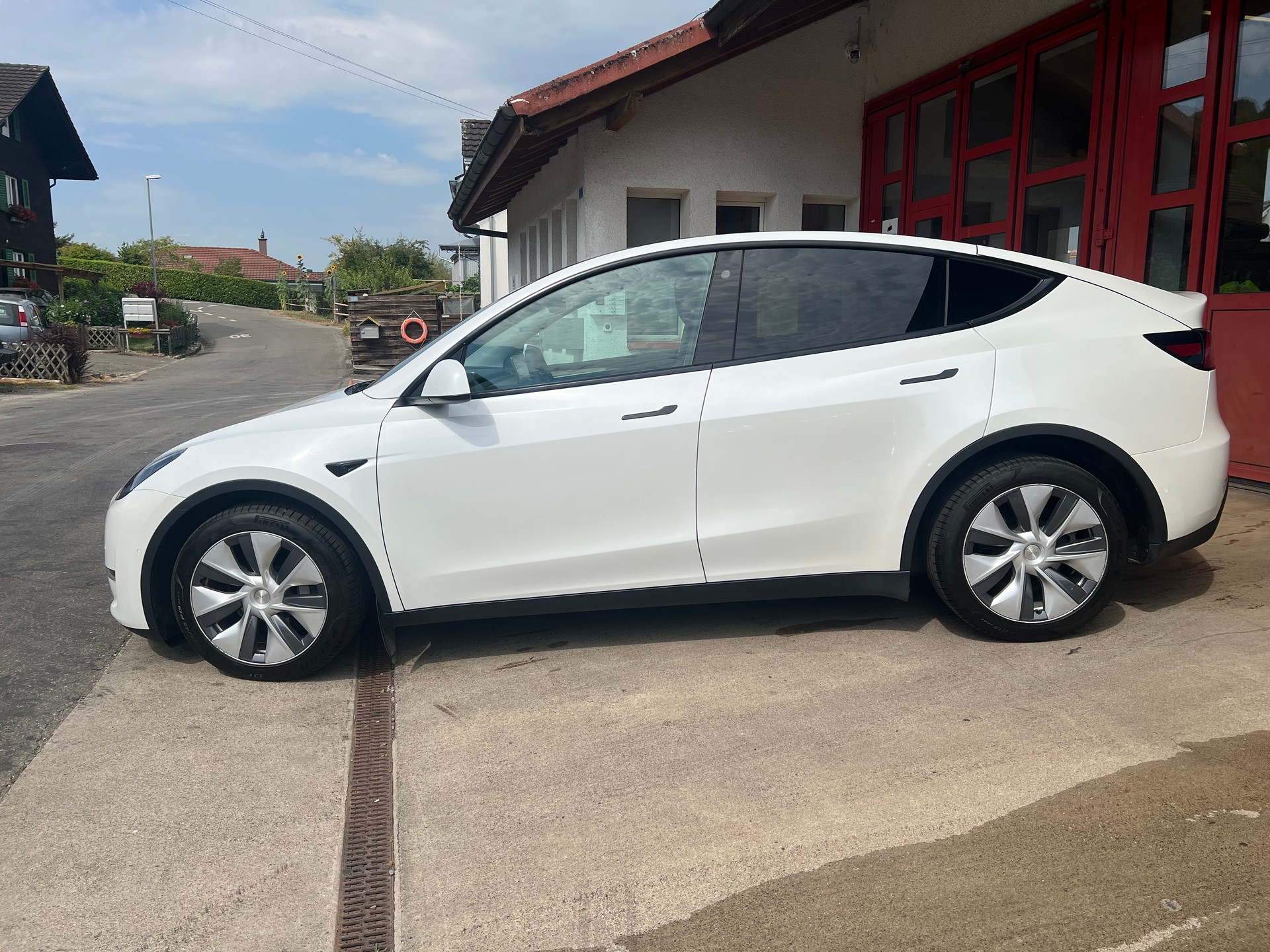 TESLA Model Y Long Range // SoH 92%-showroom-element-2