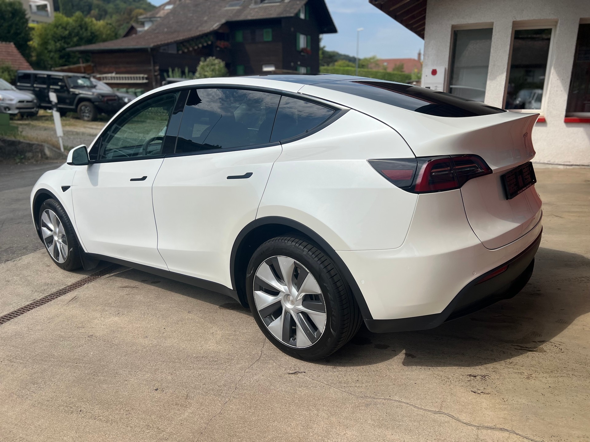 TESLA Model Y Long Range // SoH 92%-showroom-element-3