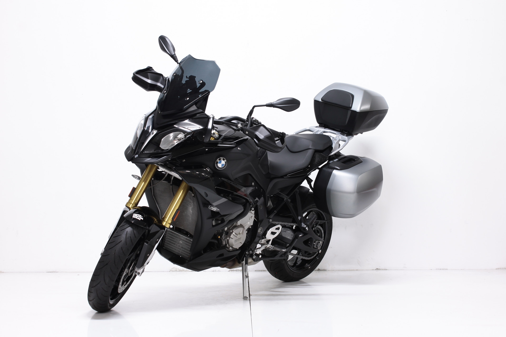 BMW S 1000 XR Triple Black-showroom-element-3