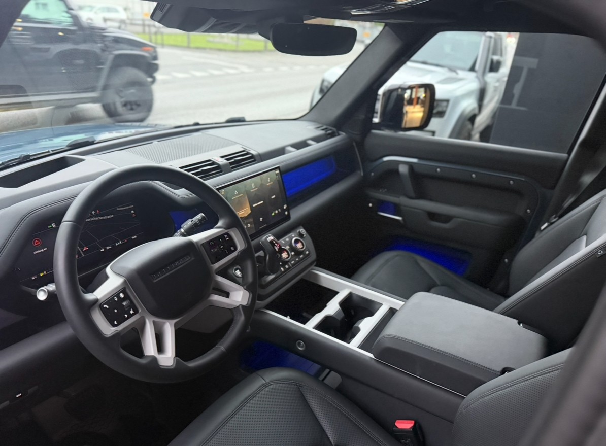 LAND ROVER Defender 110 3.0 D I6 300 X-Dynamic SE AWD AT8-image-4