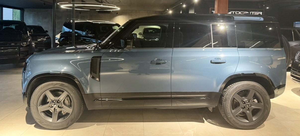 LAND ROVER Defender 110 3.0 D I6 300 X-Dynamic SE AWD AT8-image-3