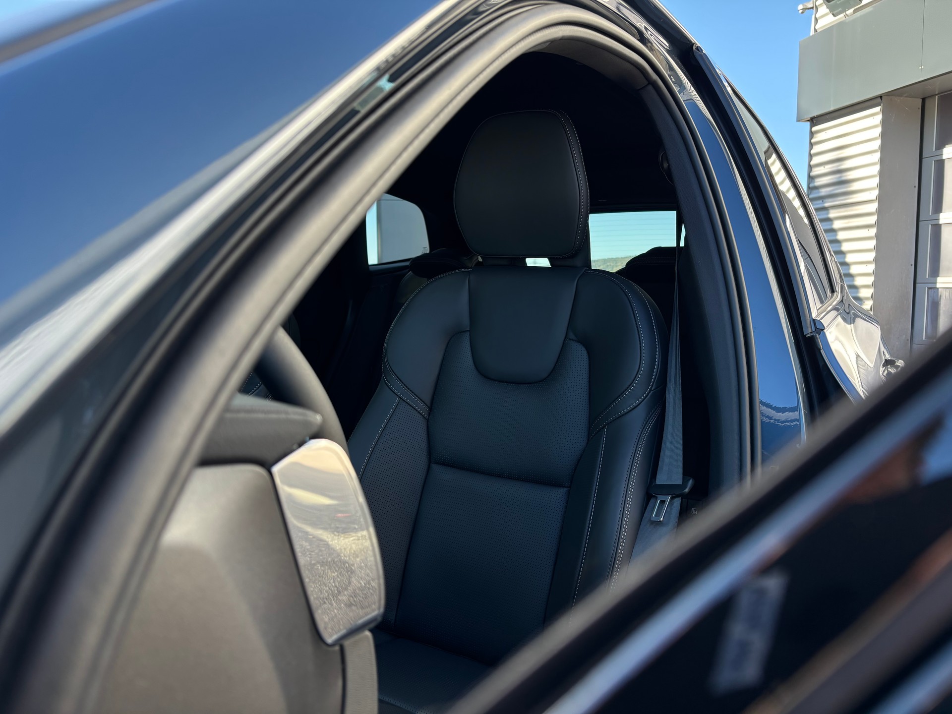 VOLVO XC60 2.0 T8 TE Ultra Dark eAWD-showroom-element-3