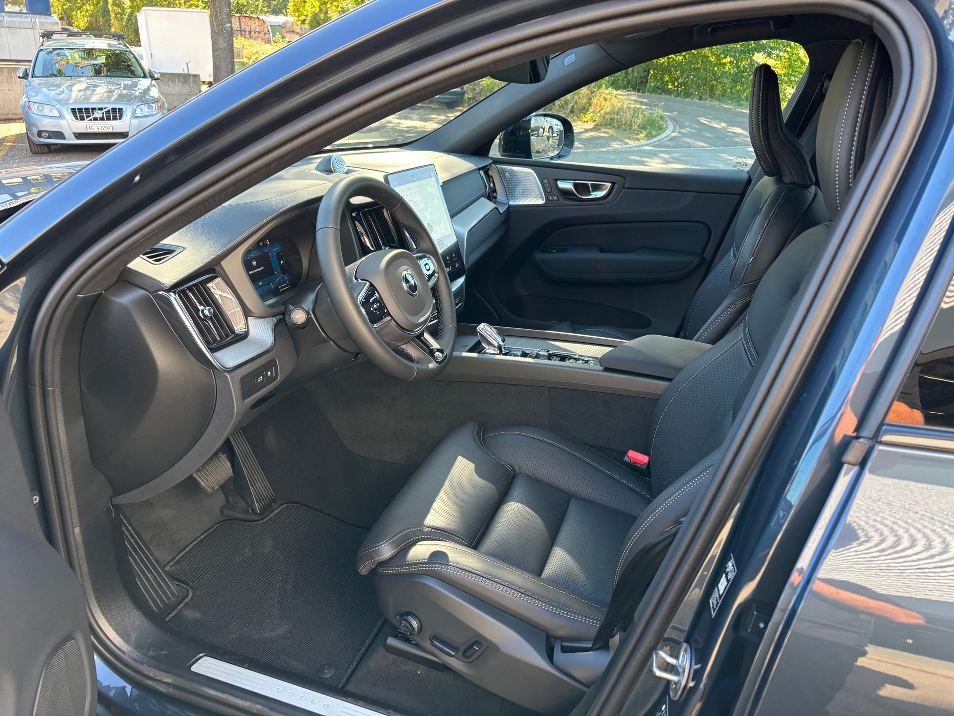 VOLVO XC60 2.0 T8 TE Ultra Dark eAWD-showroom-element-2