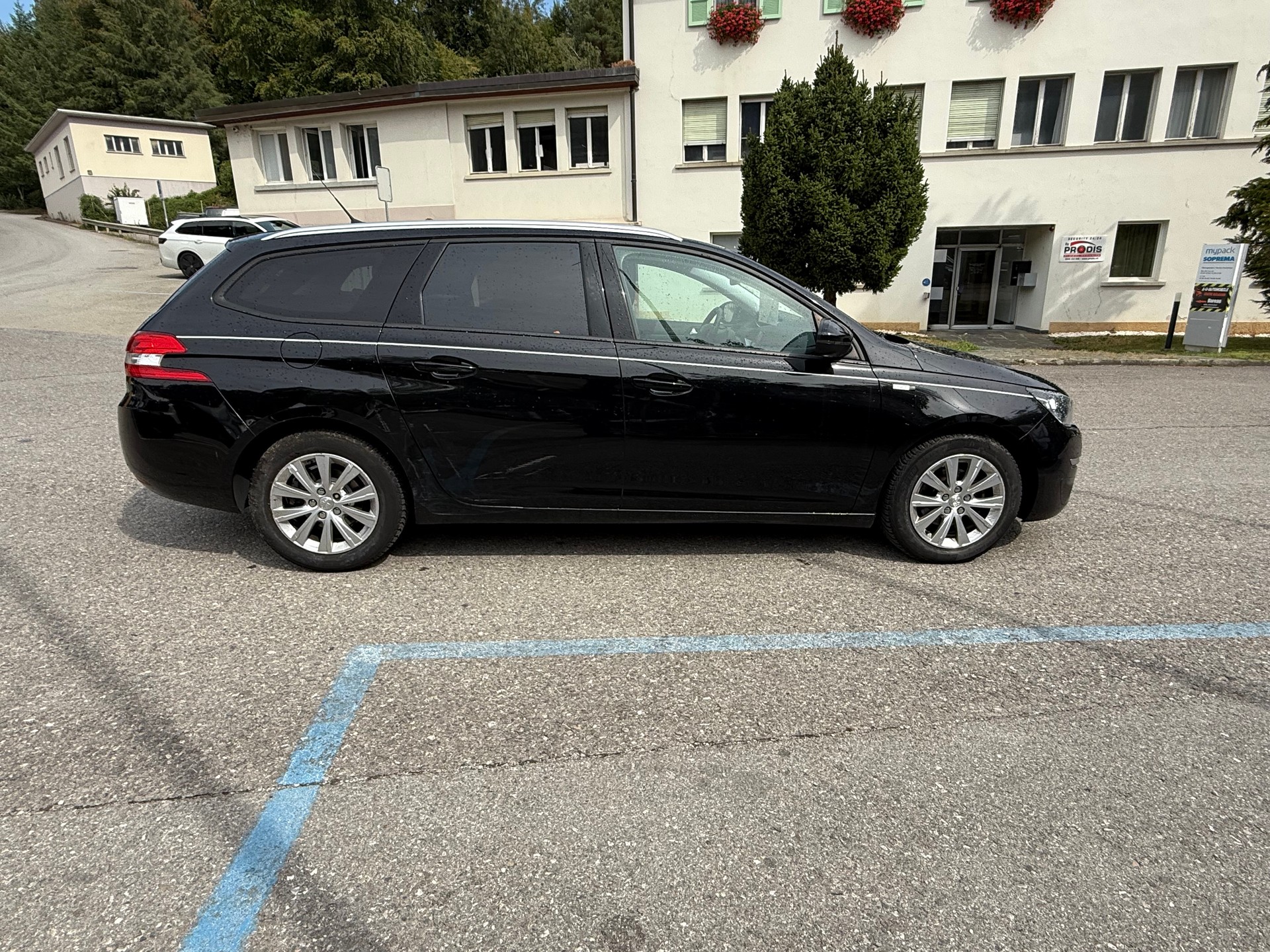 PEUGEOT 308 SW 1.2 THP Active Automatic-image-5
