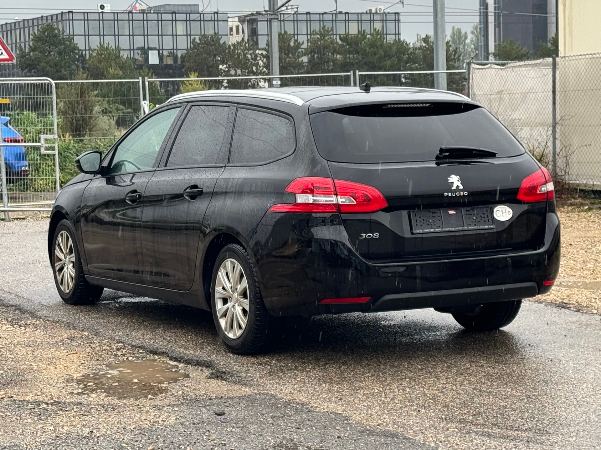 PEUGEOT 308 SW 1.2 THP Style Automatic-image-5