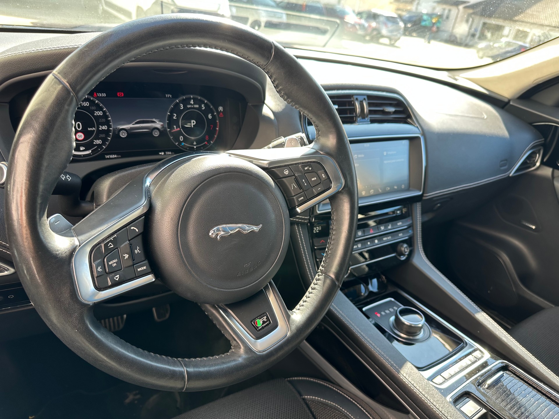 JAGUAR F-Pace 25t 2.0 R-Sport AWD Automatik-image-2