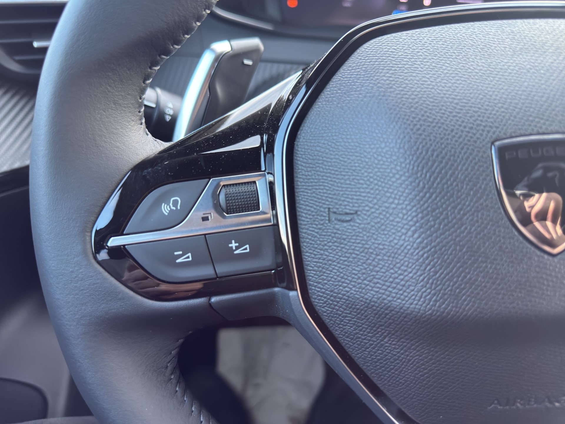 PEUGEOT 2008 1.2 145 MHEV Allure-image-18