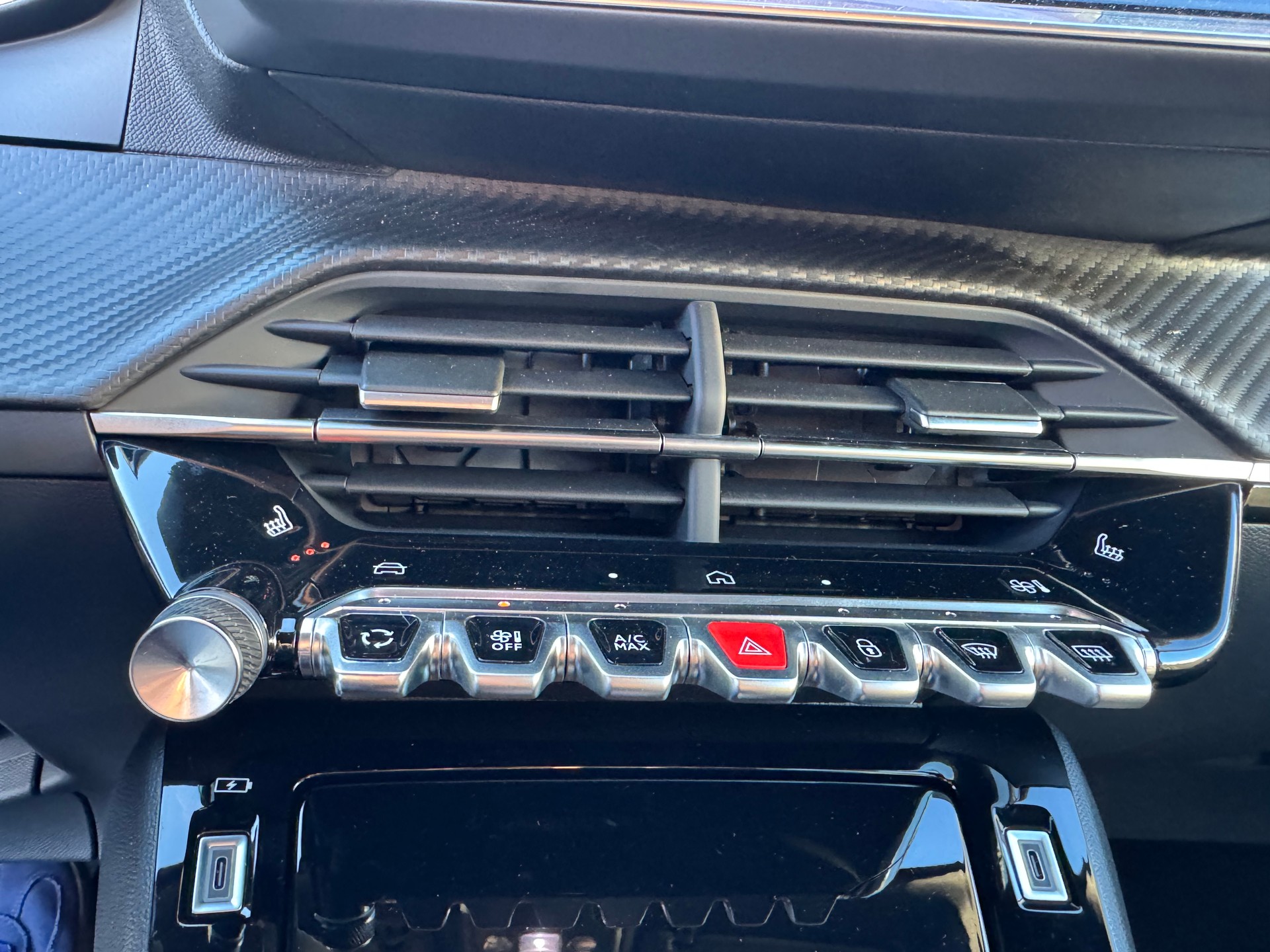 PEUGEOT 2008 1.2 145 MHEV Allure-image-9