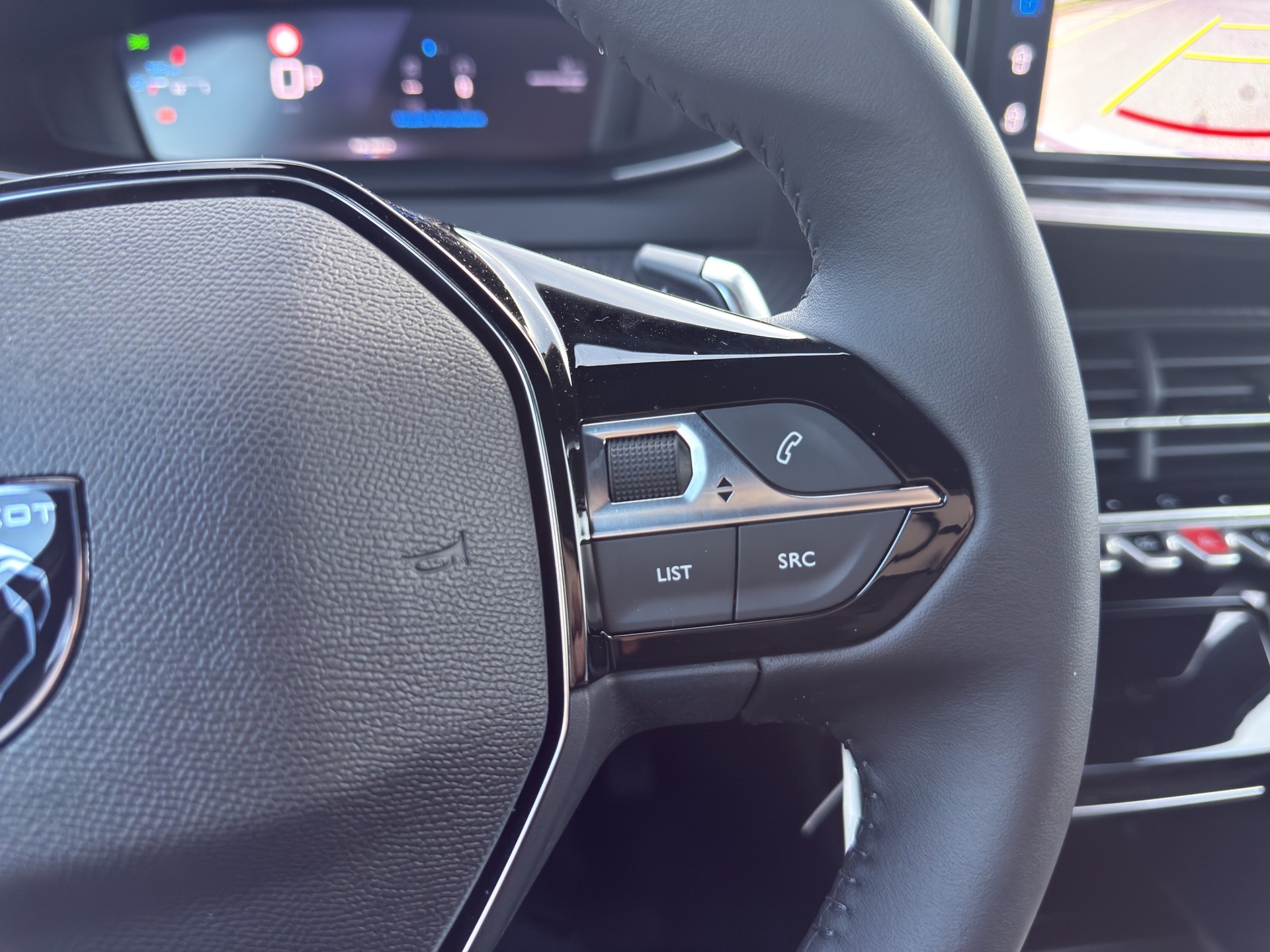 PEUGEOT 2008 1.2 145 MHEV Allure-image-16