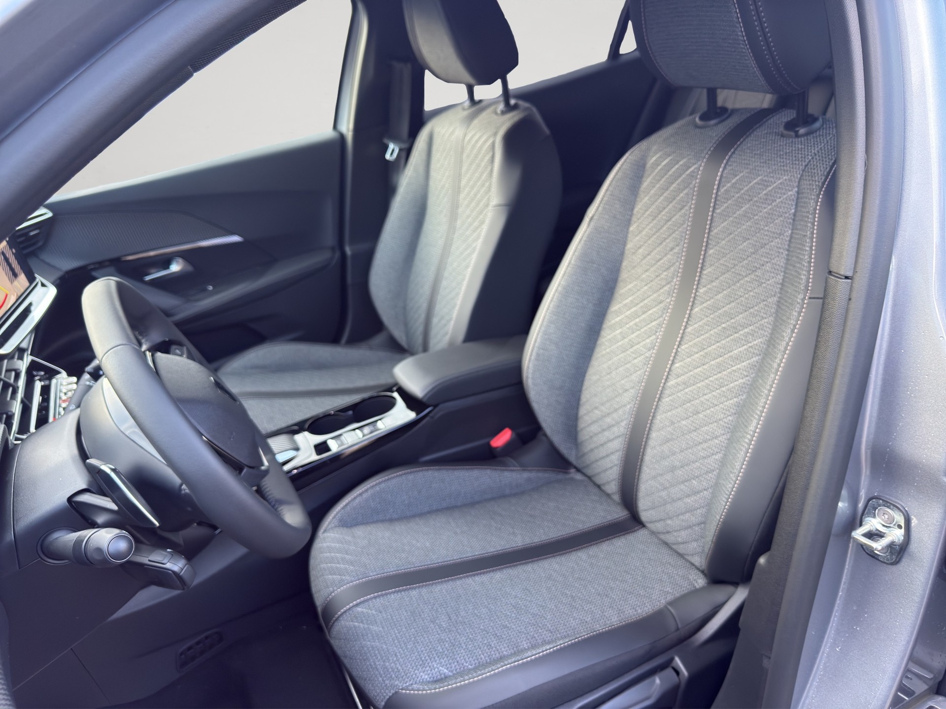 PEUGEOT 2008 1.2 145 MHEV Allure-image-10