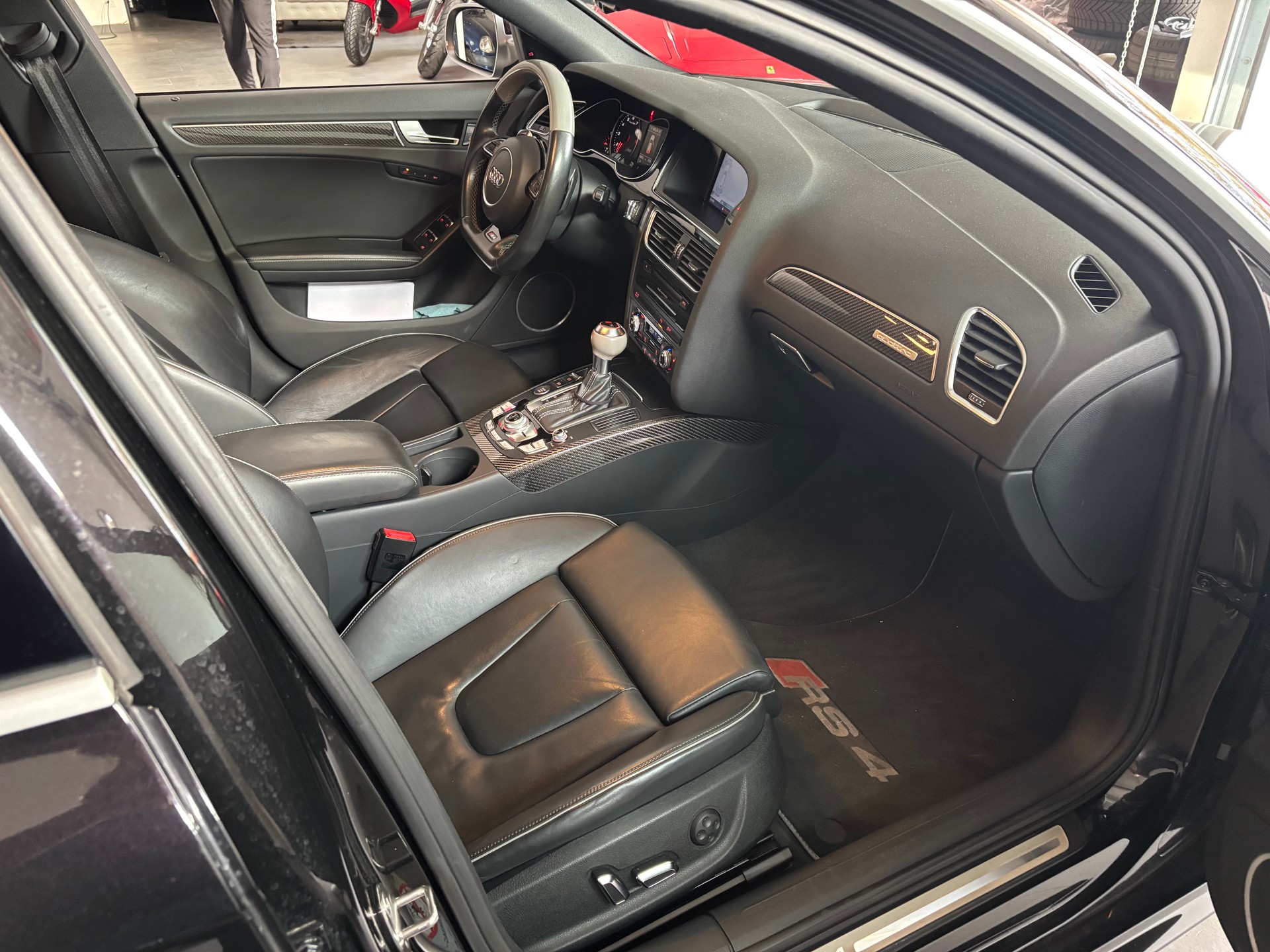 AUDI RS4 Avant 4.2 FSI V8 quattro S-tronic-image-10