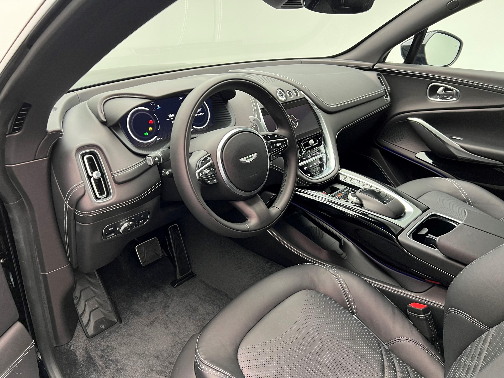 ASTON MARTIN DBX 4.0 V8 Bi-Turbo-showroom-element-3