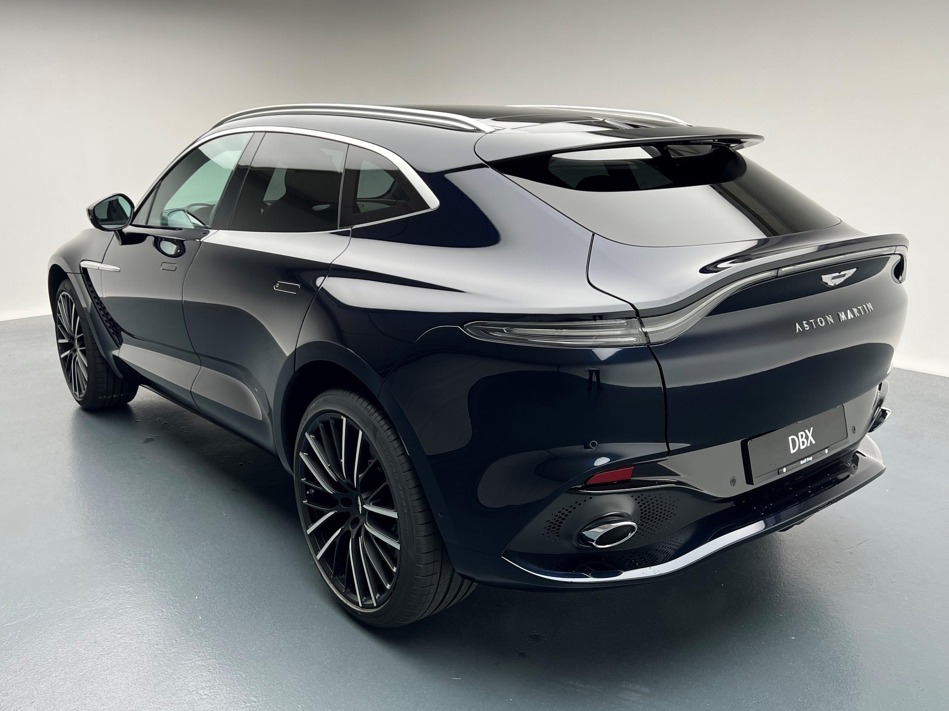 ASTON MARTIN DBX 4.0 V8 Bi-Turbo-showroom-element-2