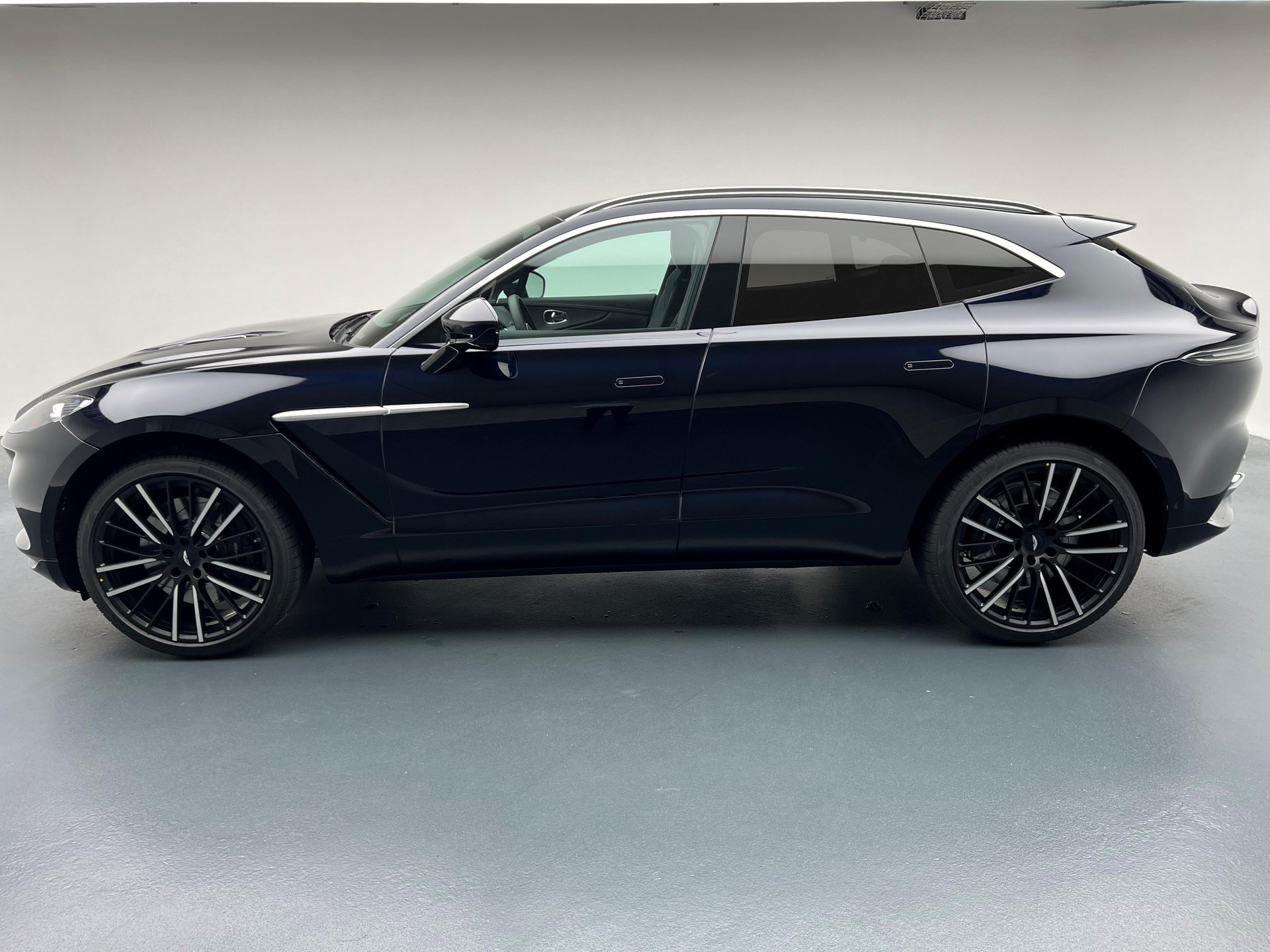 ASTON MARTIN DBX 4.0 V8 Bi-Turbo-showroom-element-1