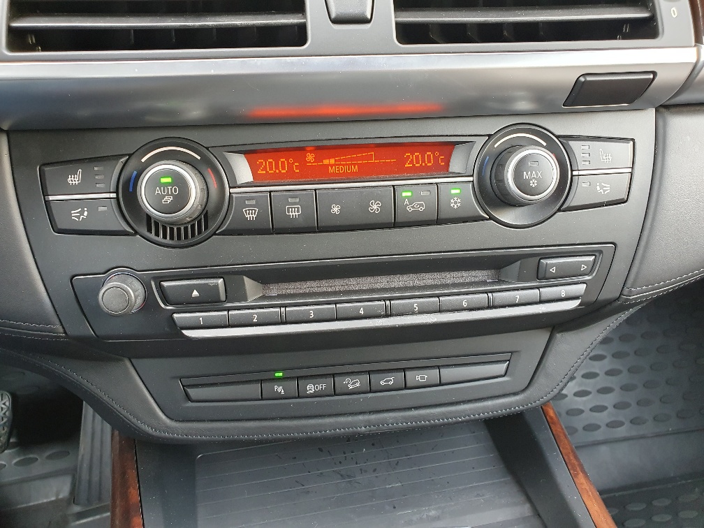 BMW X5 xDrive 50i Steptronic-image-11
