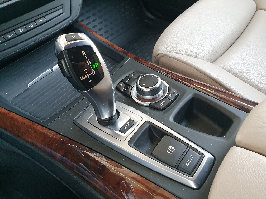 BMW X5 xDrive 50i Steptronic-image-12