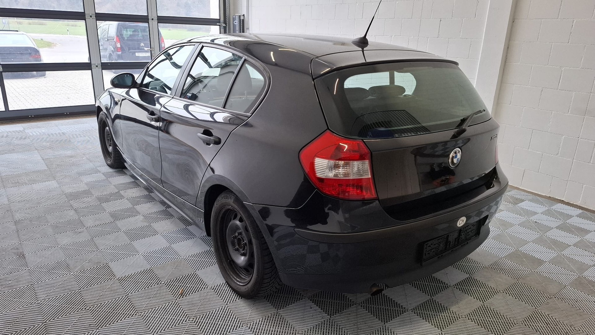 BMW 118i-image-3