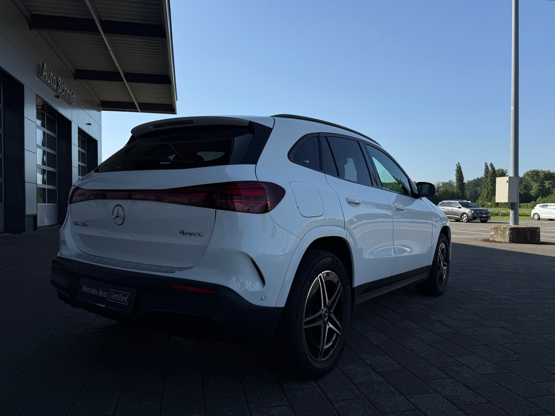 MERCEDES-BENZ EQA 350 AMG Line 4Matic Swiss Star-showroom-element-1