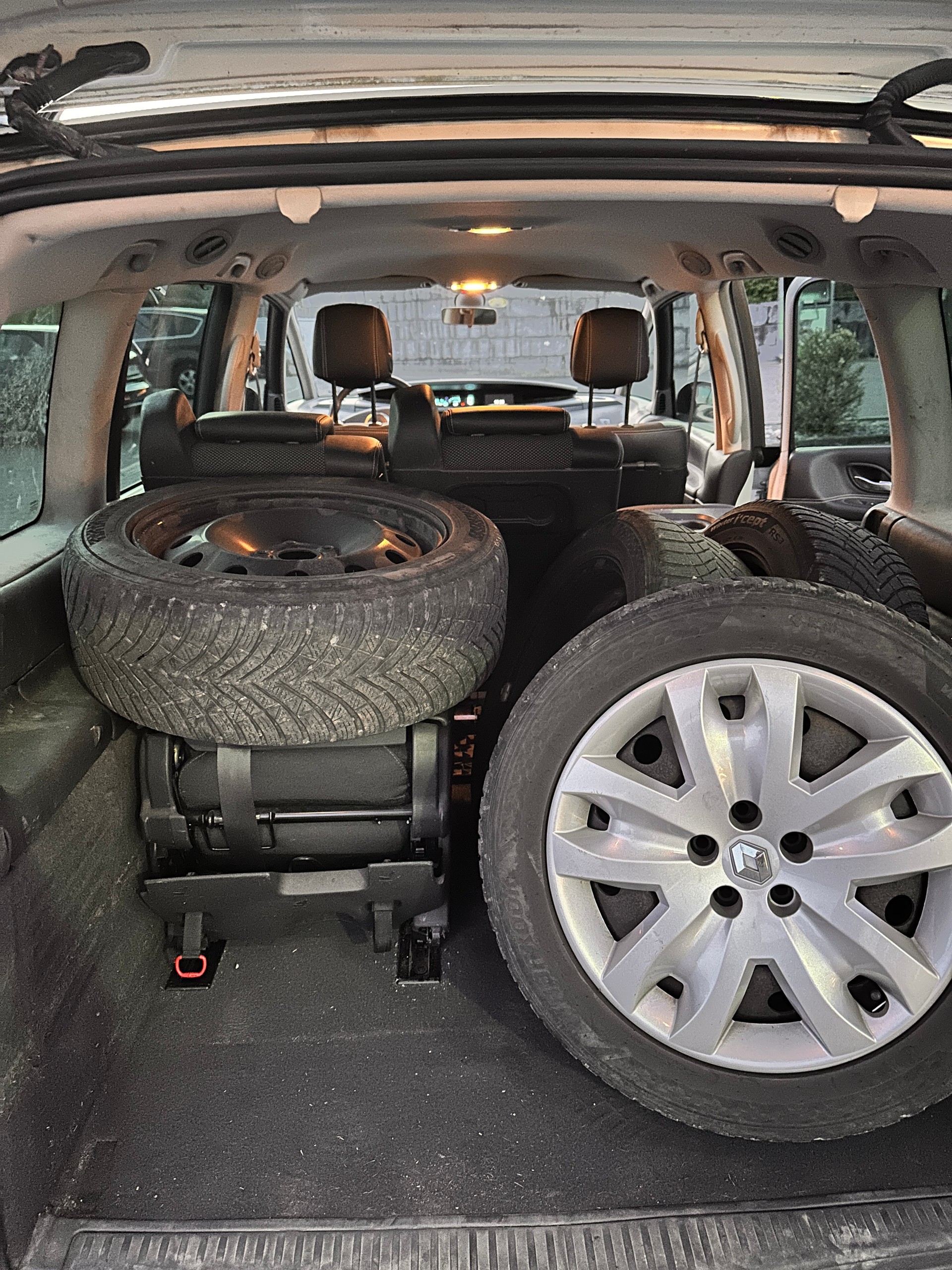 RENAULT Grand Espace 2.0 dCi Swiss Edition-showroom-element-3