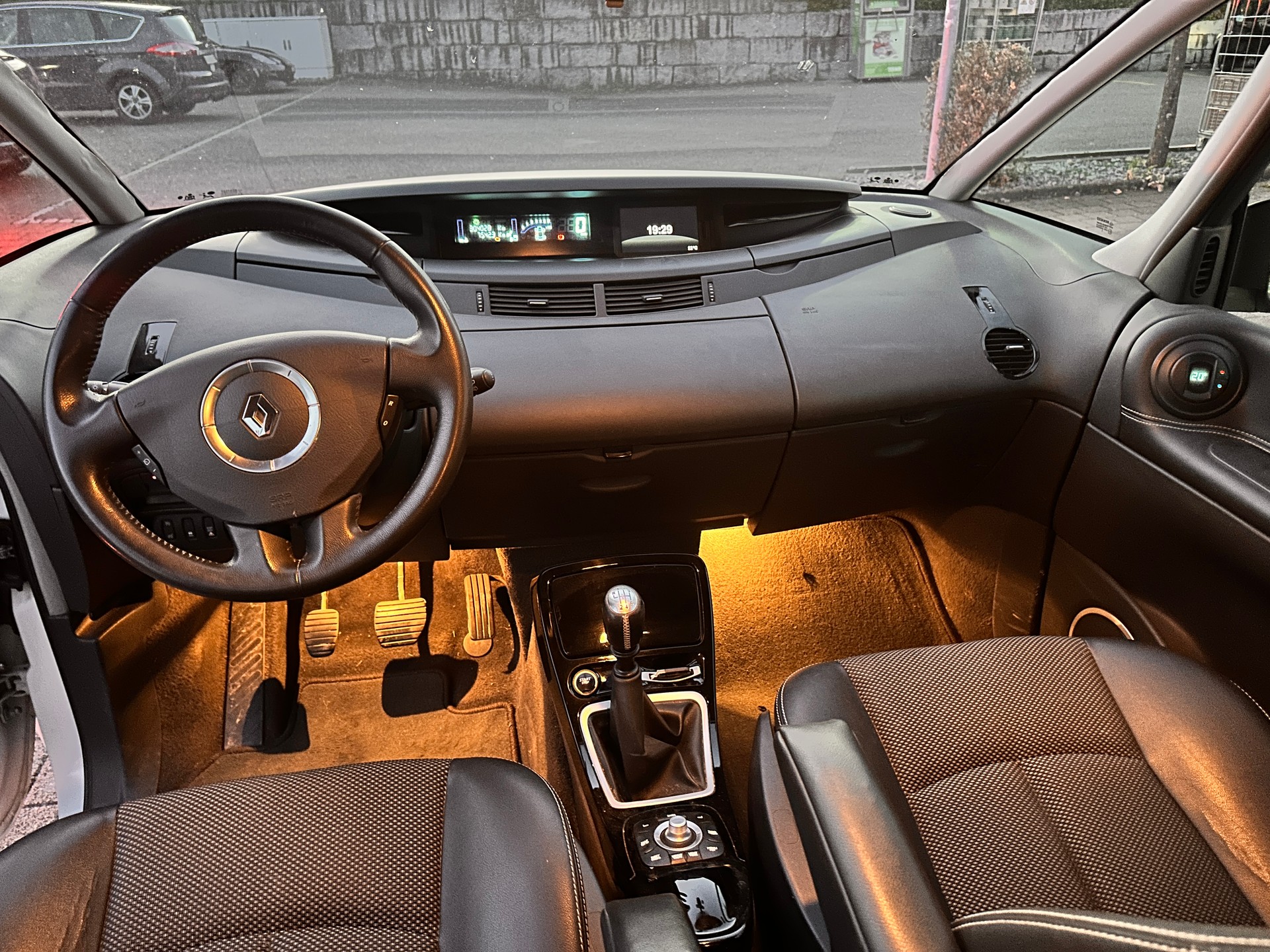 RENAULT Grand Espace 2.0 dCi Swiss Edition-showroom-element-2