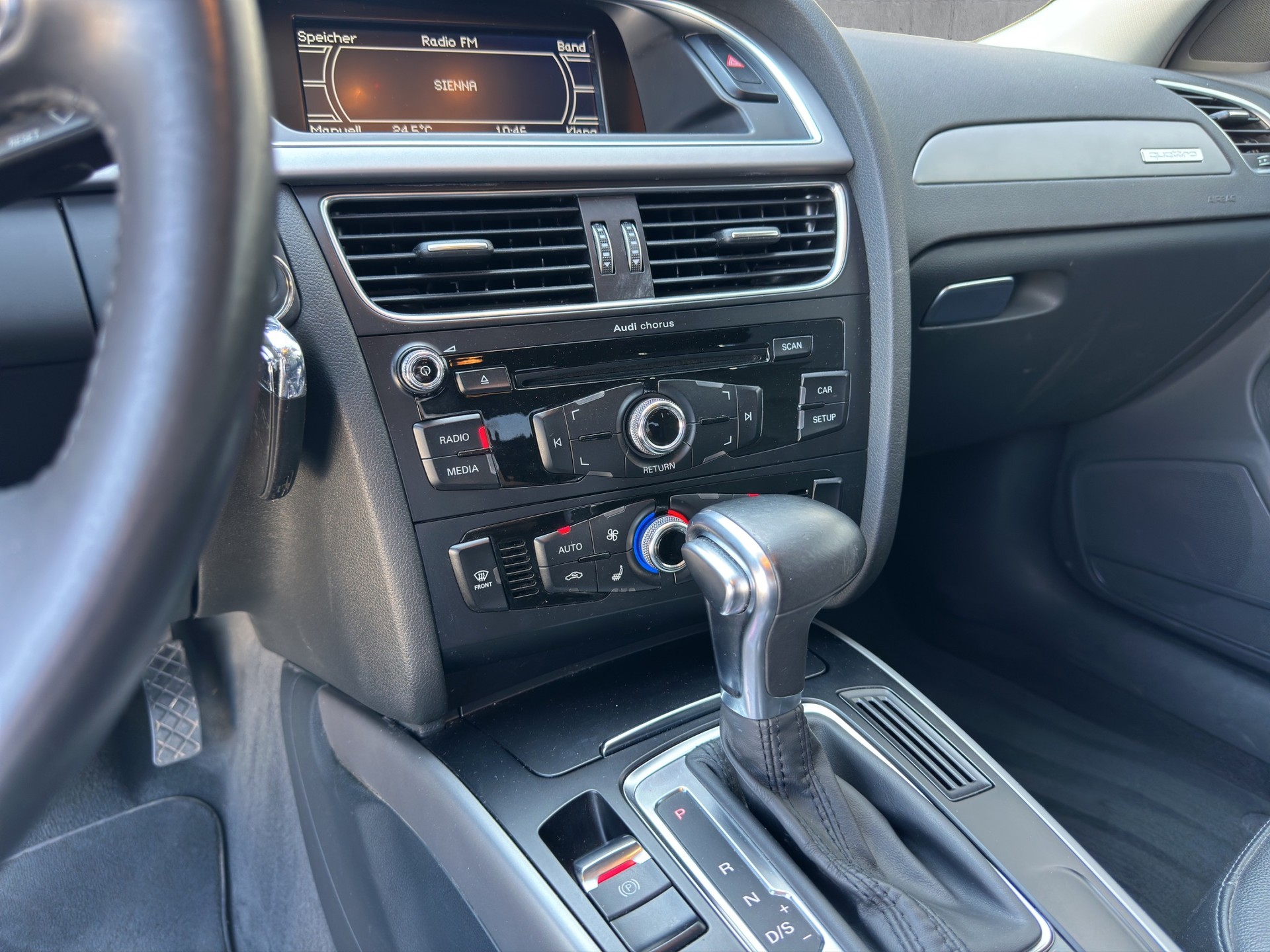 AUDI A4 Avant 2.0 TDI 177 quattro S-Tronic-image-13