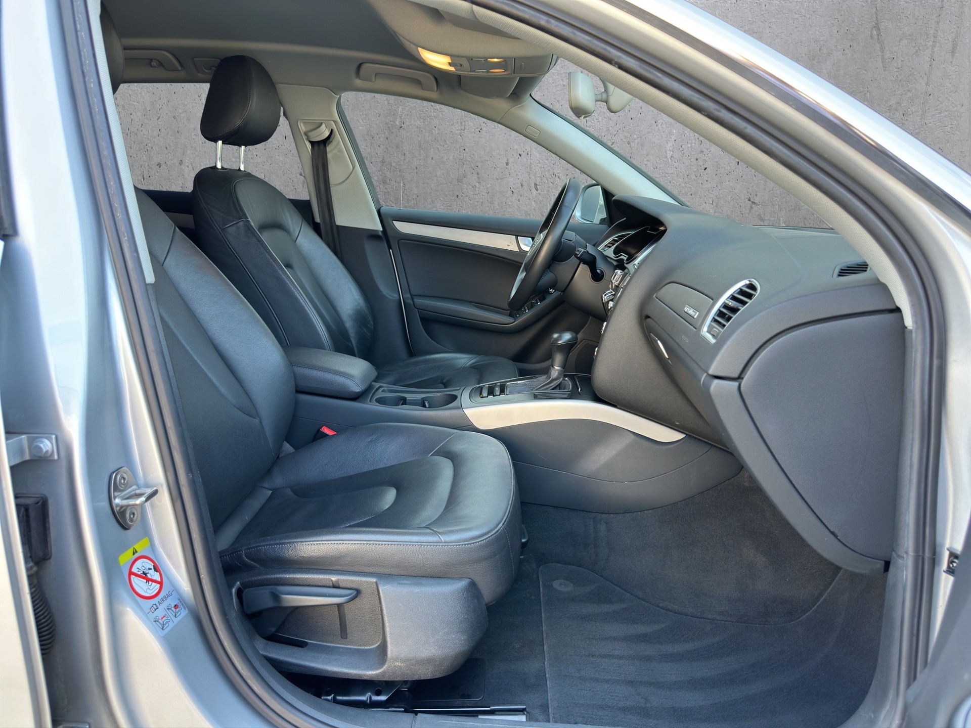 AUDI A4 Avant 2.0 TDI 177 quattro S-Tronic-image-11