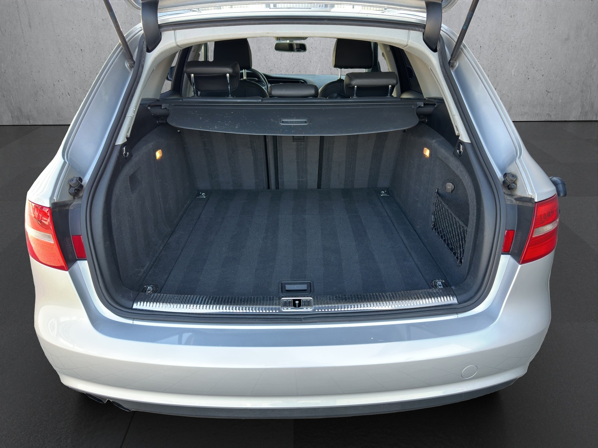 AUDI A4 Avant 2.0 TDI 177 quattro S-Tronic-image-14