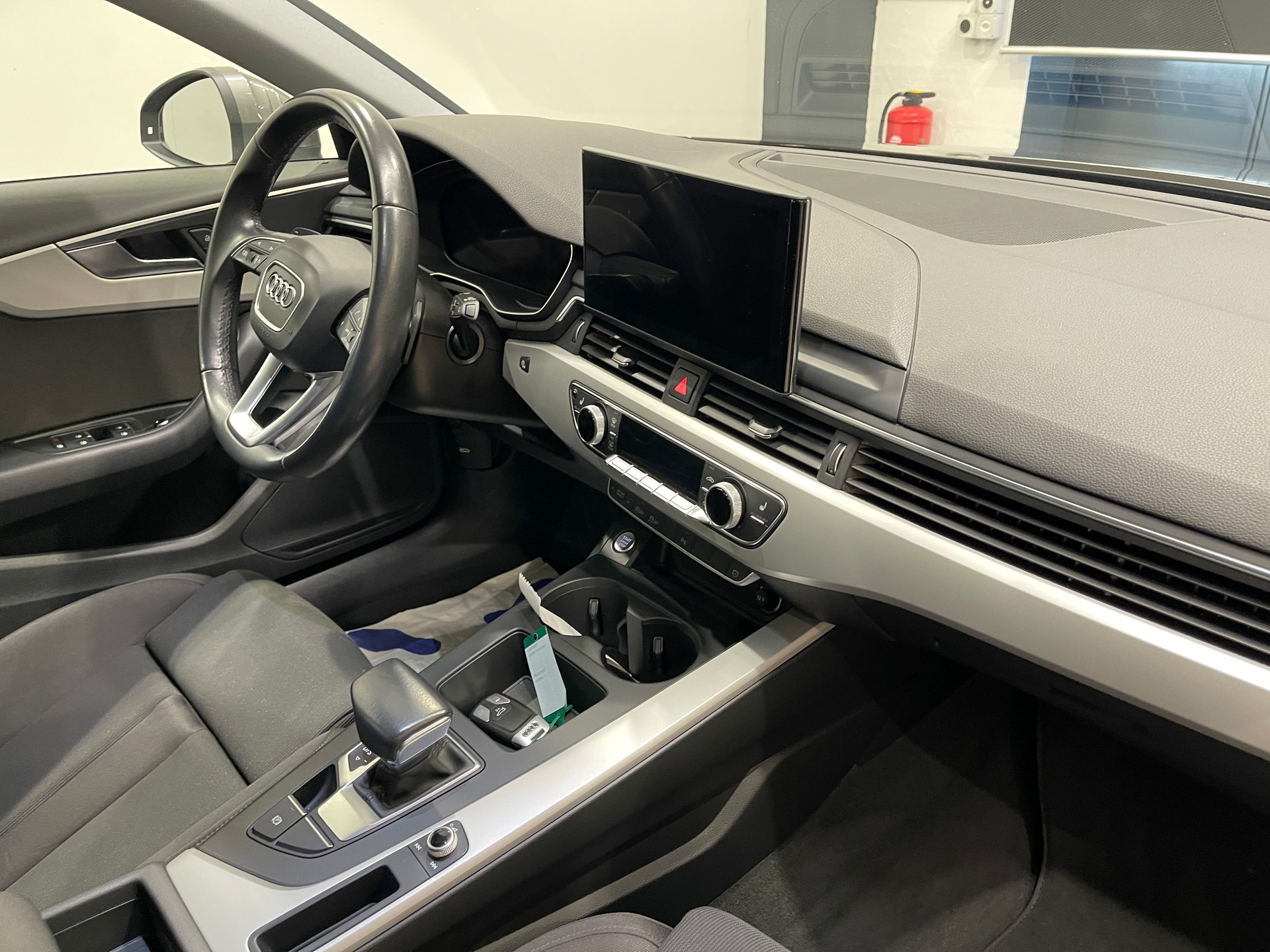 AUDI A4 Avant 40 TDI S line S-tronic-image-17