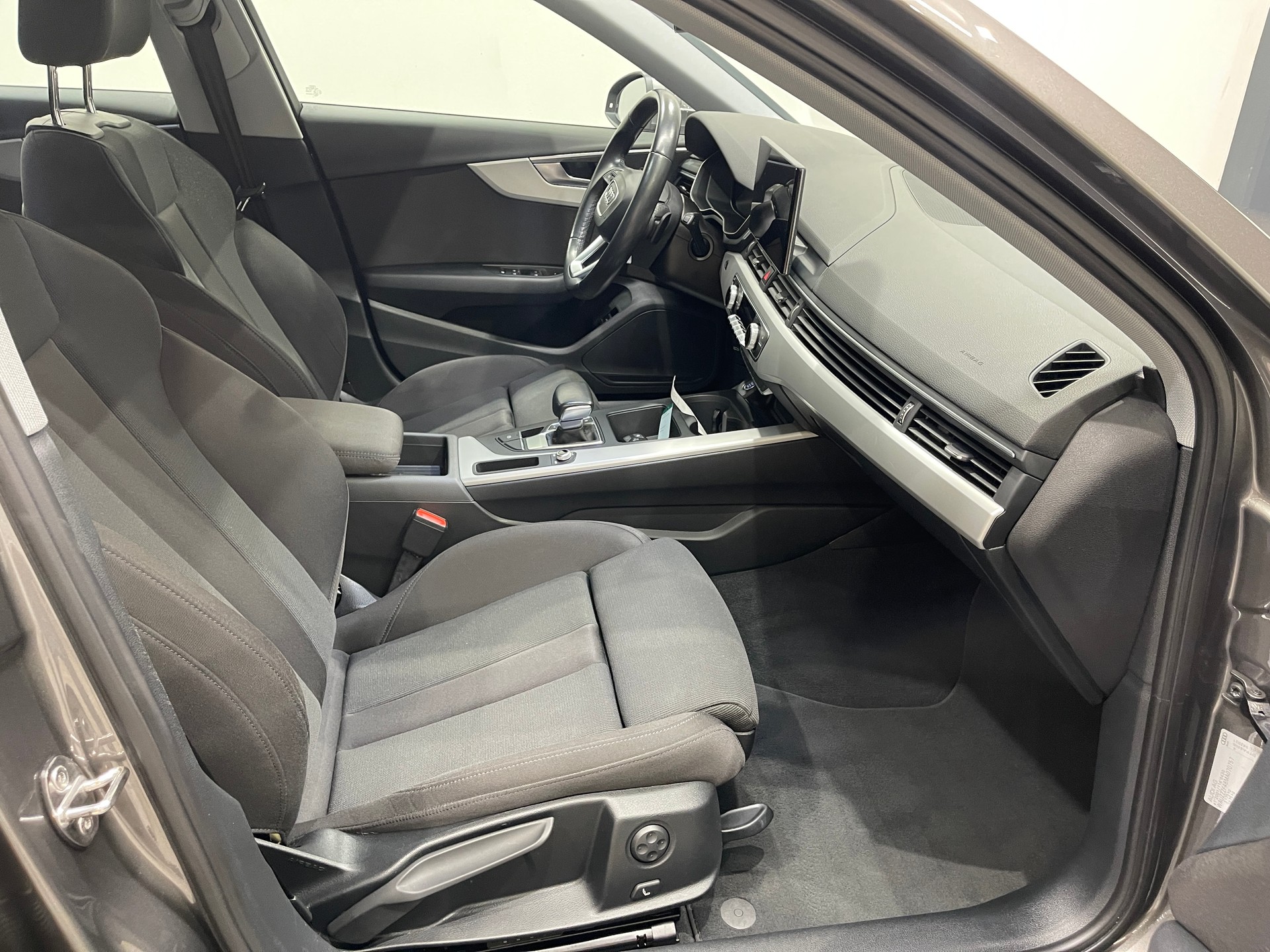 AUDI A4 Avant 40 TDI S line S-tronic-image-14