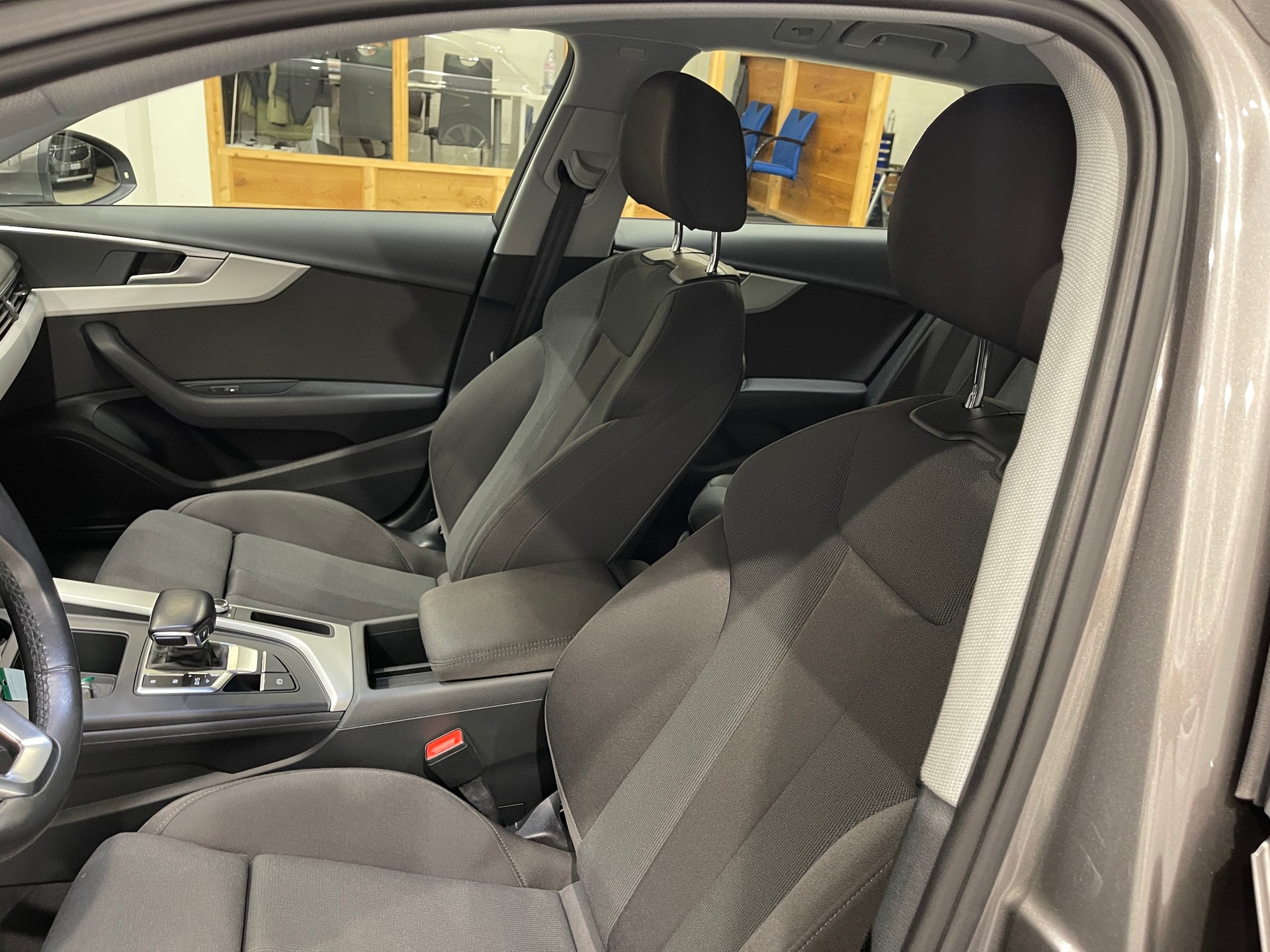 AUDI A4 Avant 40 TDI S line S-tronic-image-9