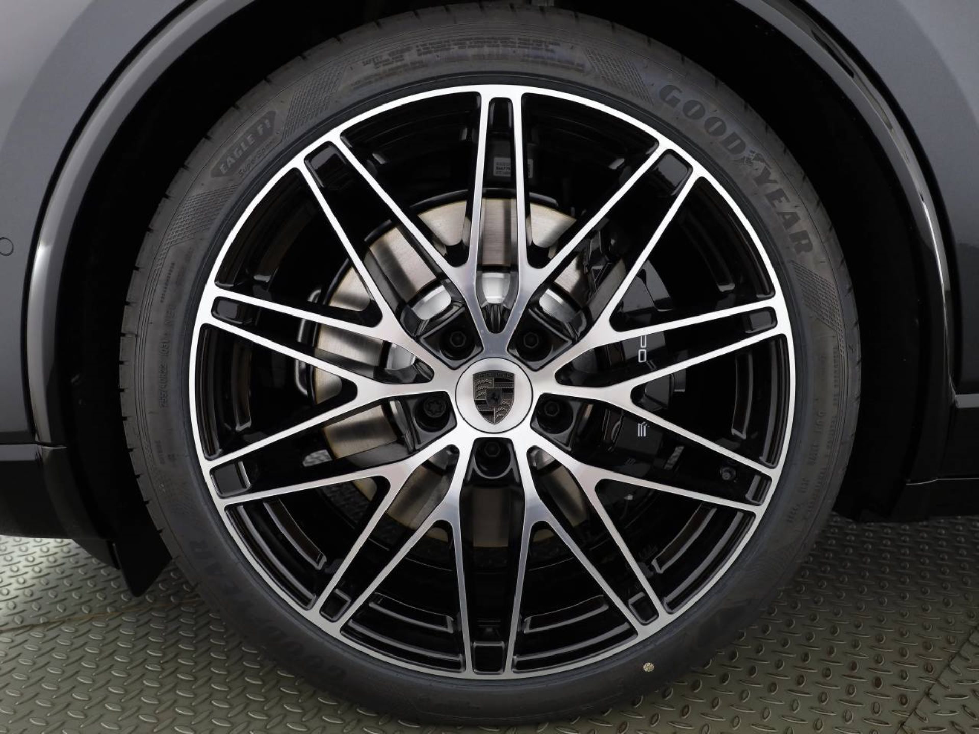 PORSCHE Macan Turbo-showroom-element-2