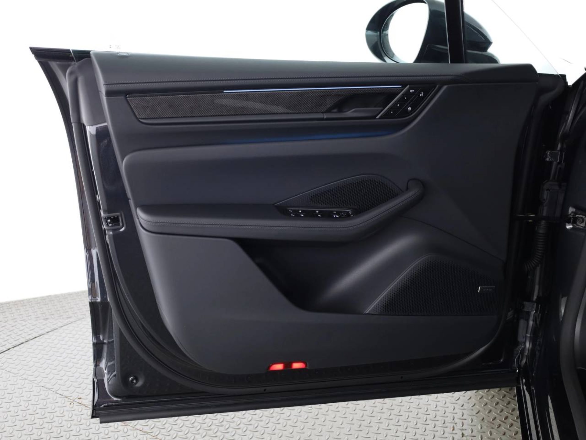 PORSCHE Macan Turbo-image-19