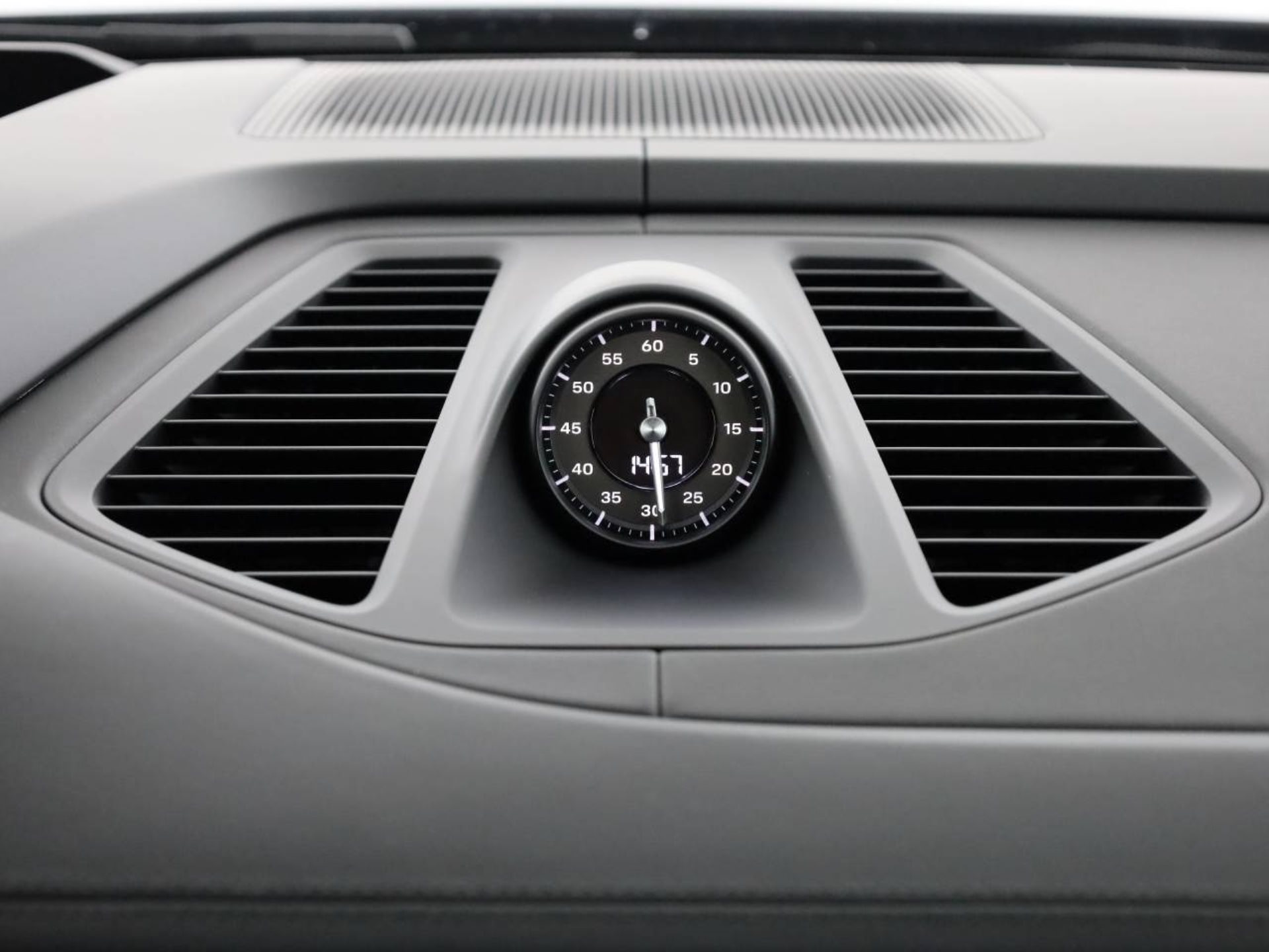 PORSCHE Macan Turbo-image-12