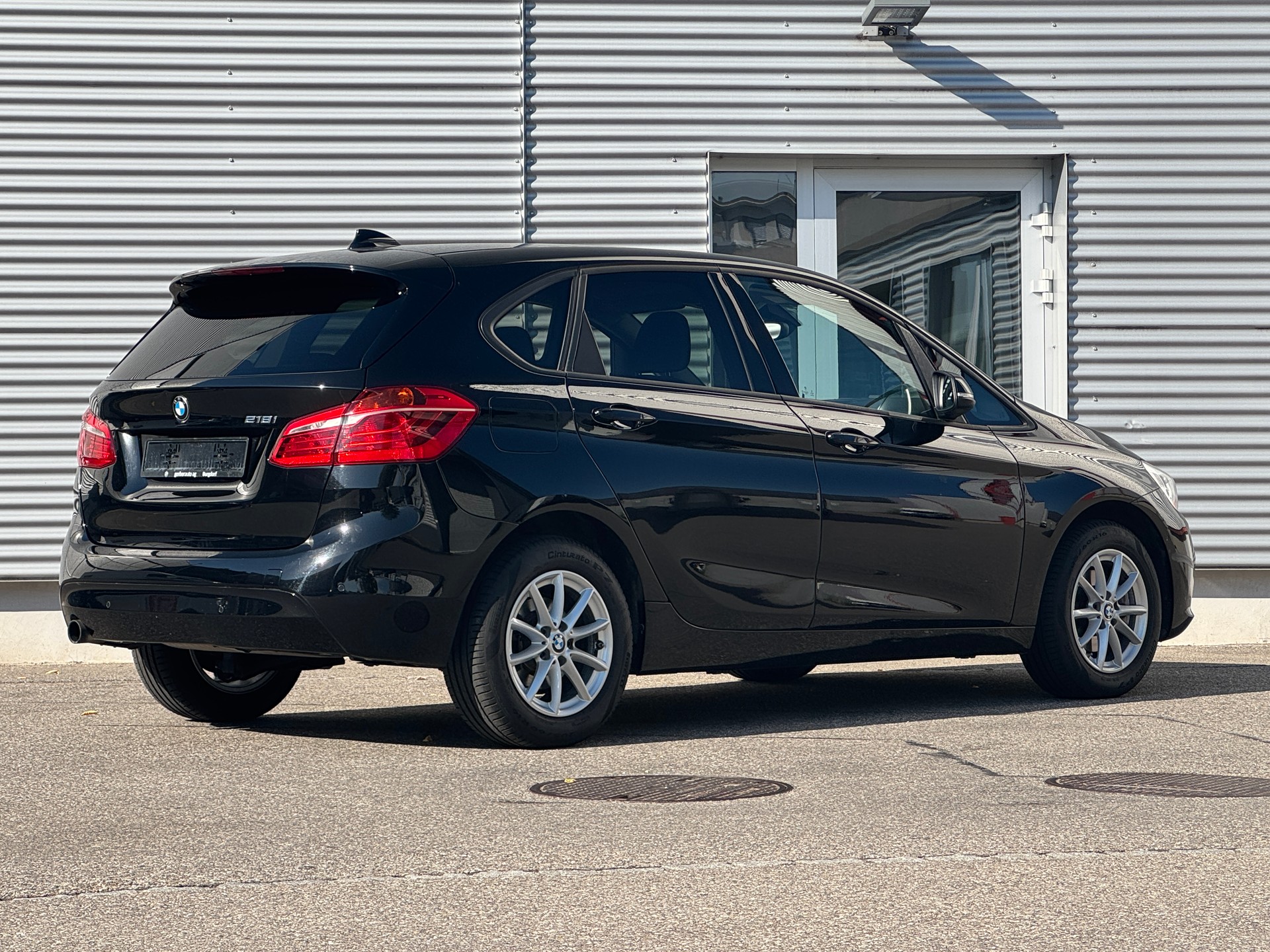 BMW 218i Active Tourer-showroom-element-1