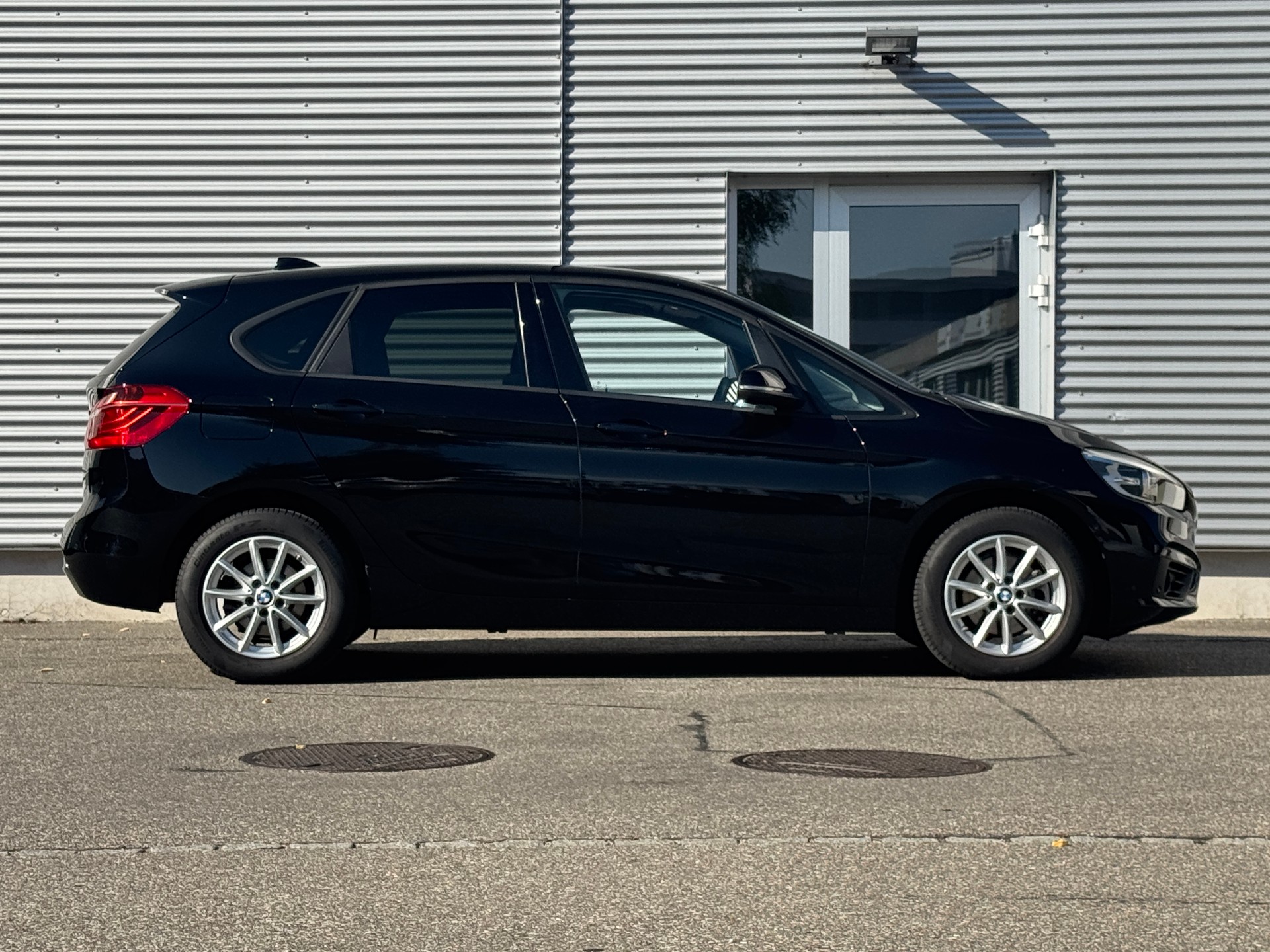 BMW 218i Active Tourer-showroom-element-3