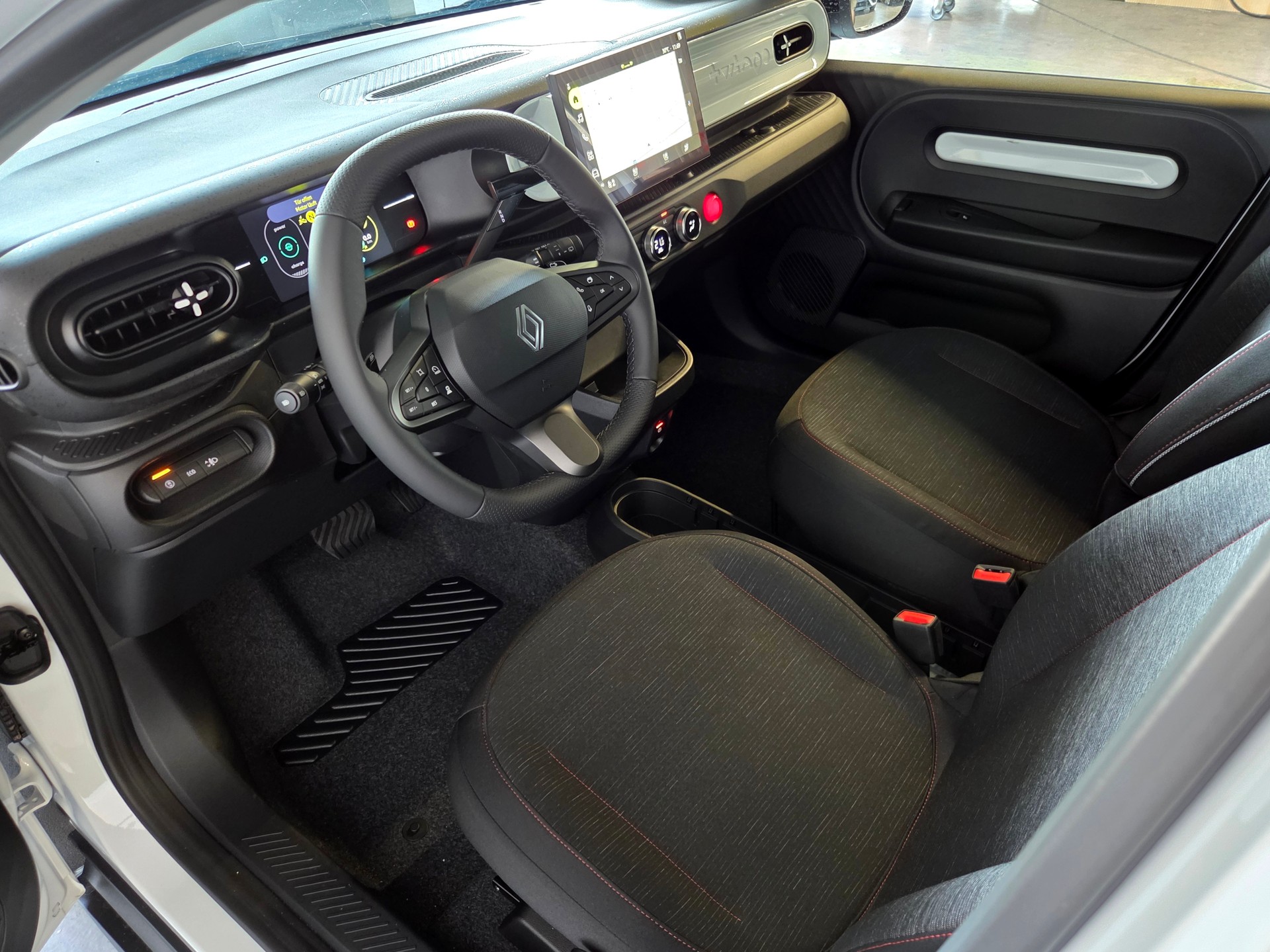 RENAULT Twingo E-Tech Urban Range techno-showroom-element-3