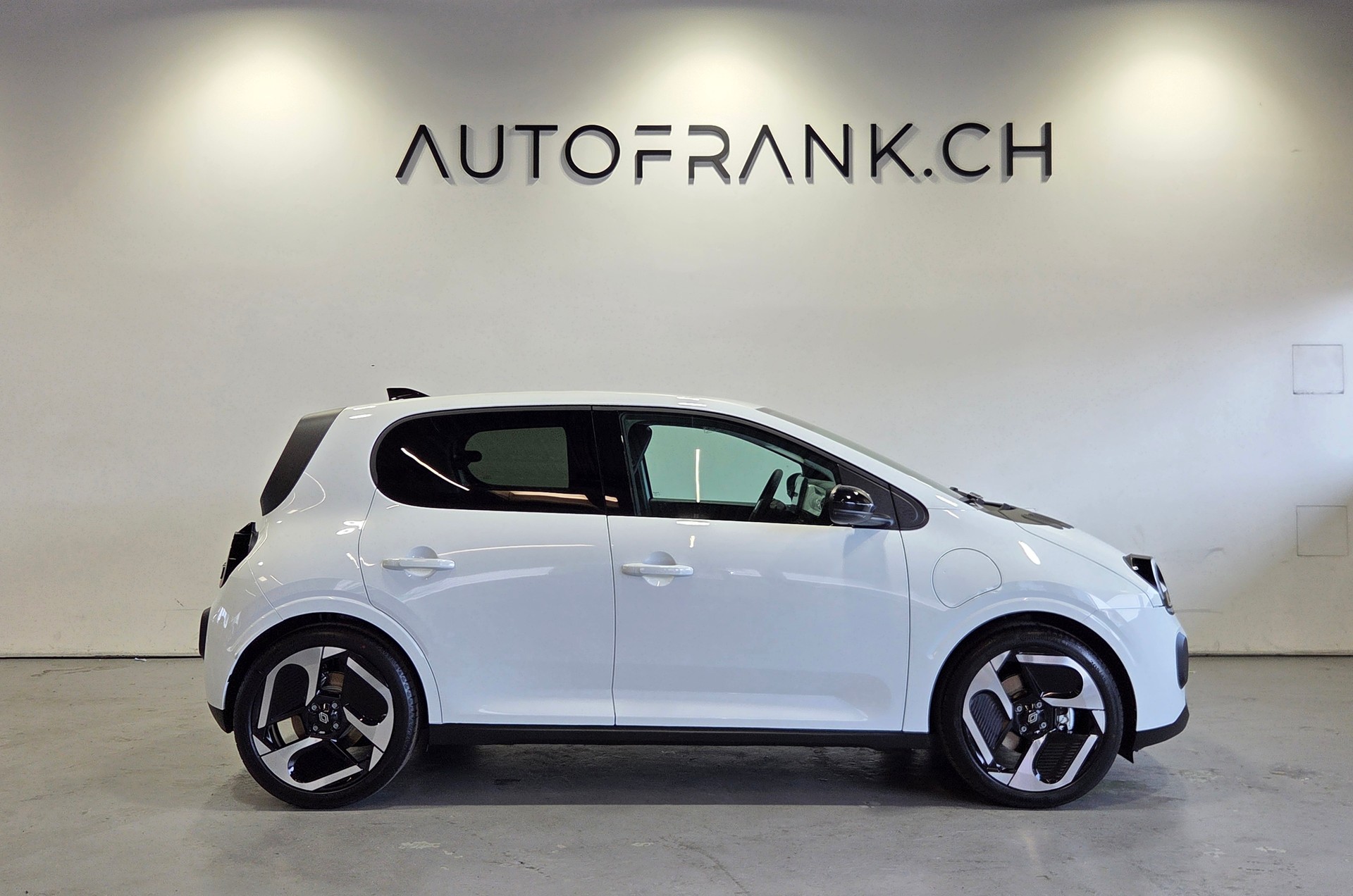 RENAULT Twingo E-Tech Urban Range techno-showroom-element-1