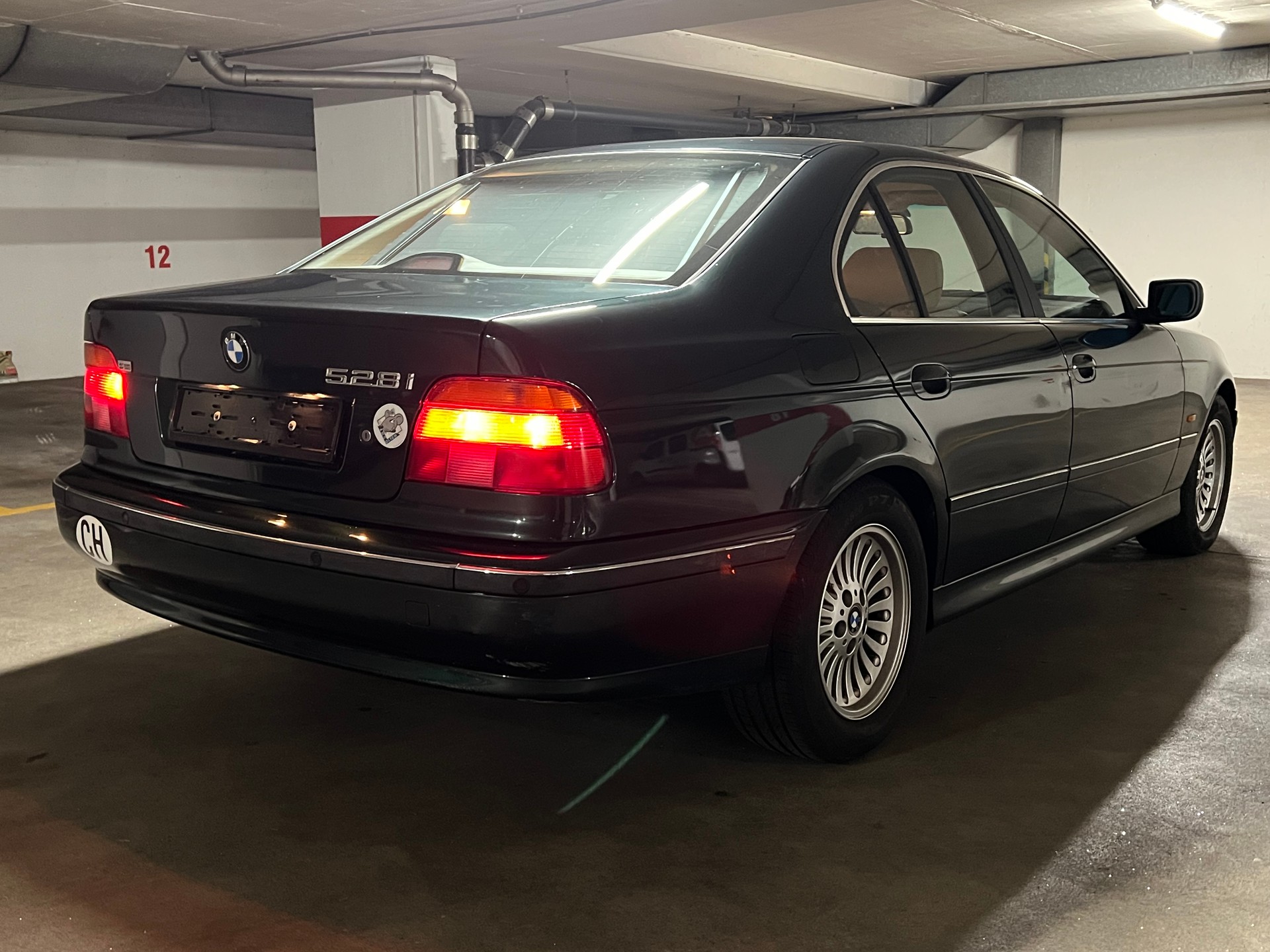 BMW 528i-image-4