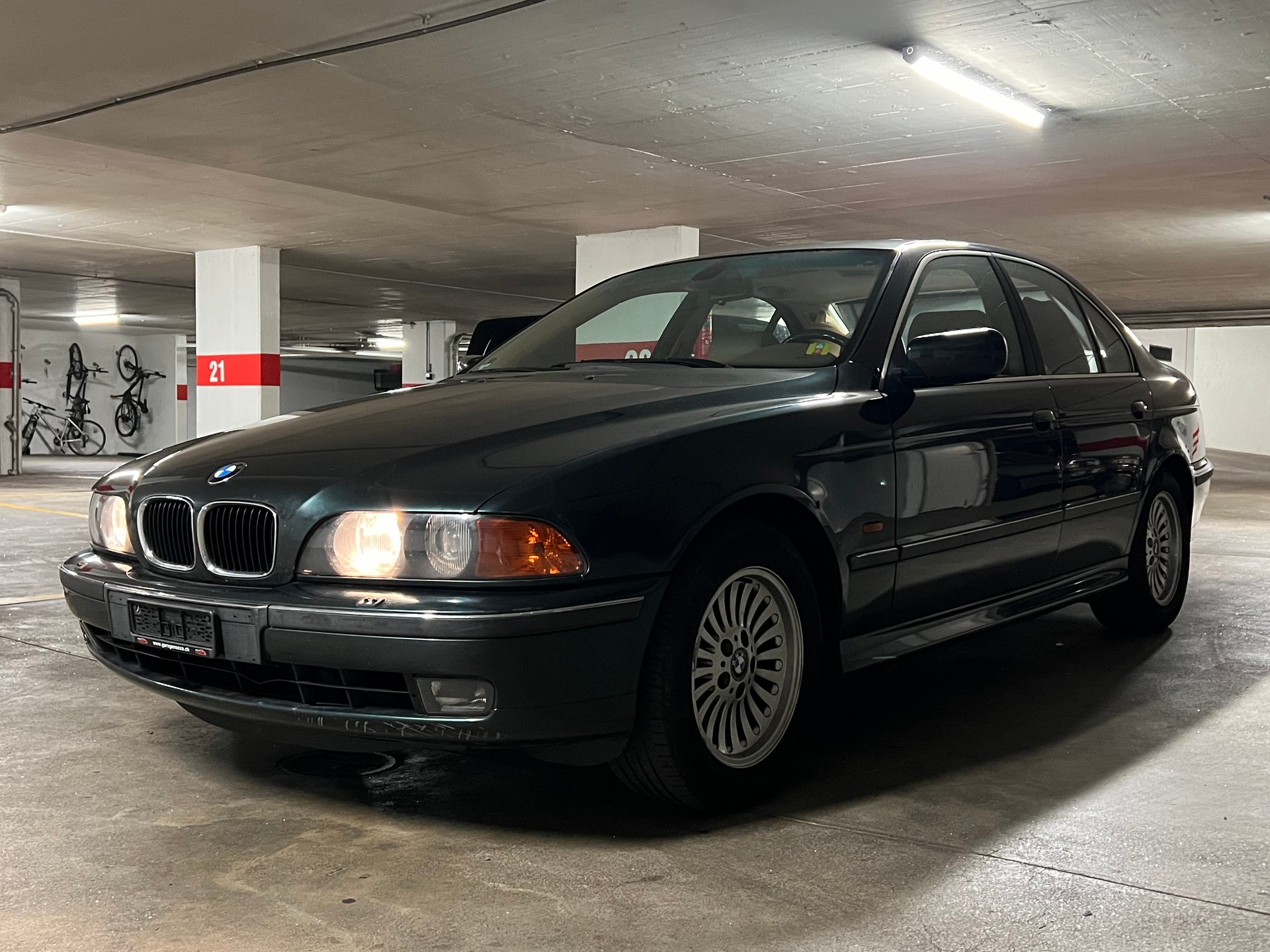 BMW 528i-image-1