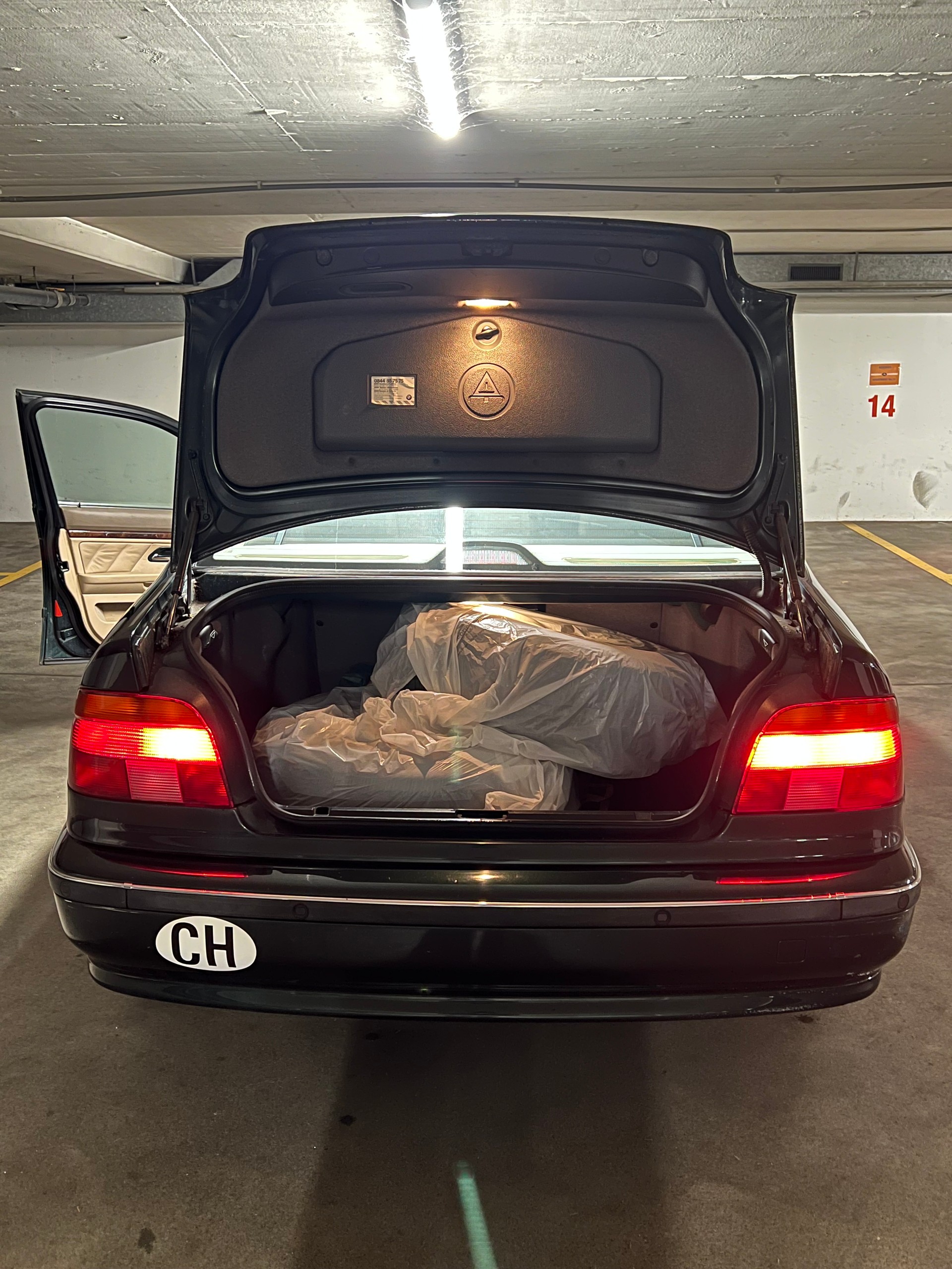 BMW 528i-image-5