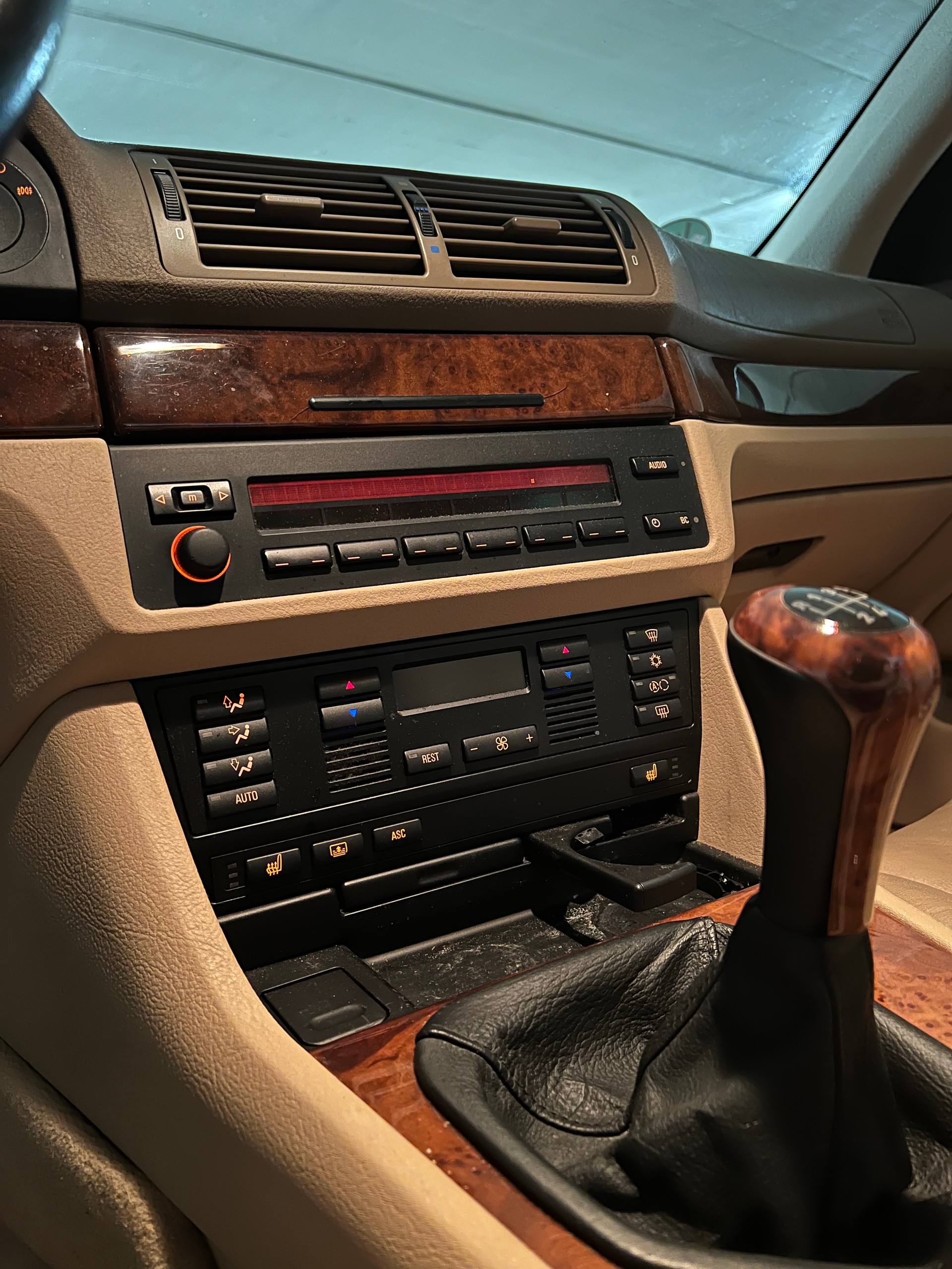 BMW 528i-image-11