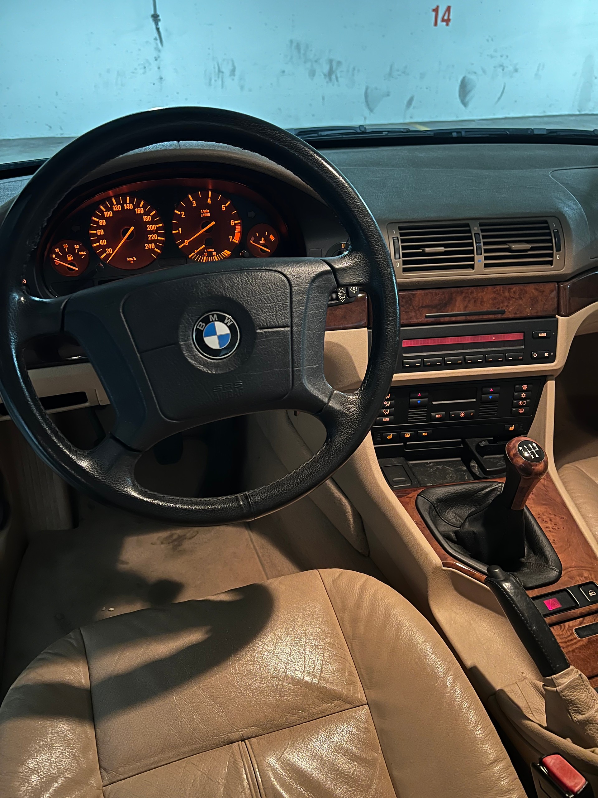 BMW 528i-image-6